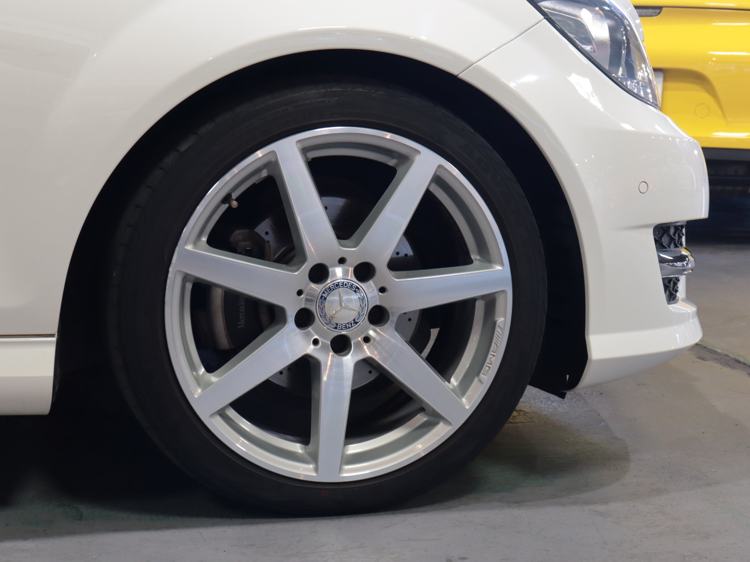 メルセデスベンツ　Ｃ１８０　クーペ　Ｂ－ＥＦＦＩＣＩＥＮＣＹ　ＡＭＧスポーツＰＫＧ