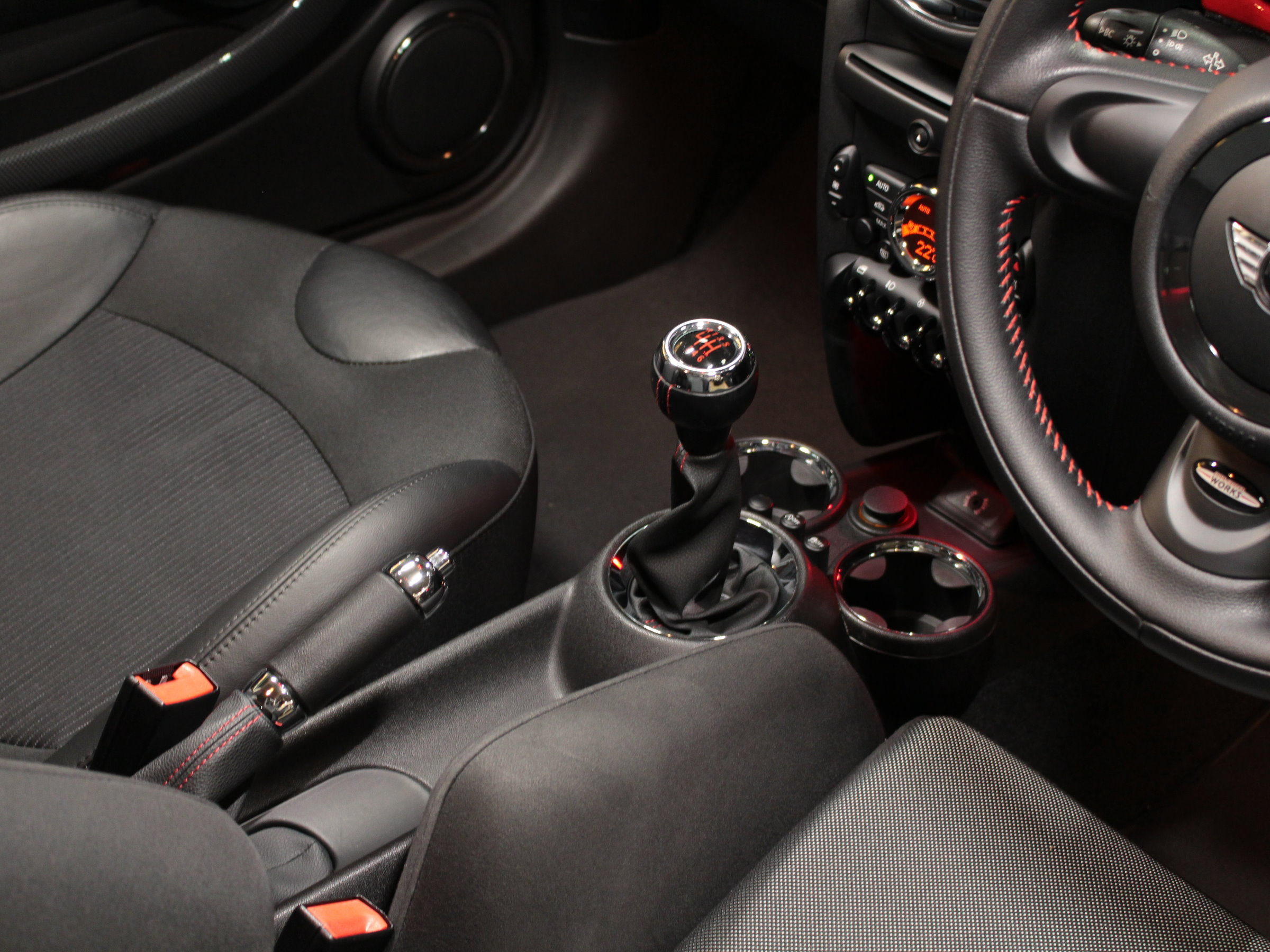 ＢＭＷ　ＭＩＮＩ　クーパーＳ　ＪＣＷスポーツＰＫＧ　６速マニュアル