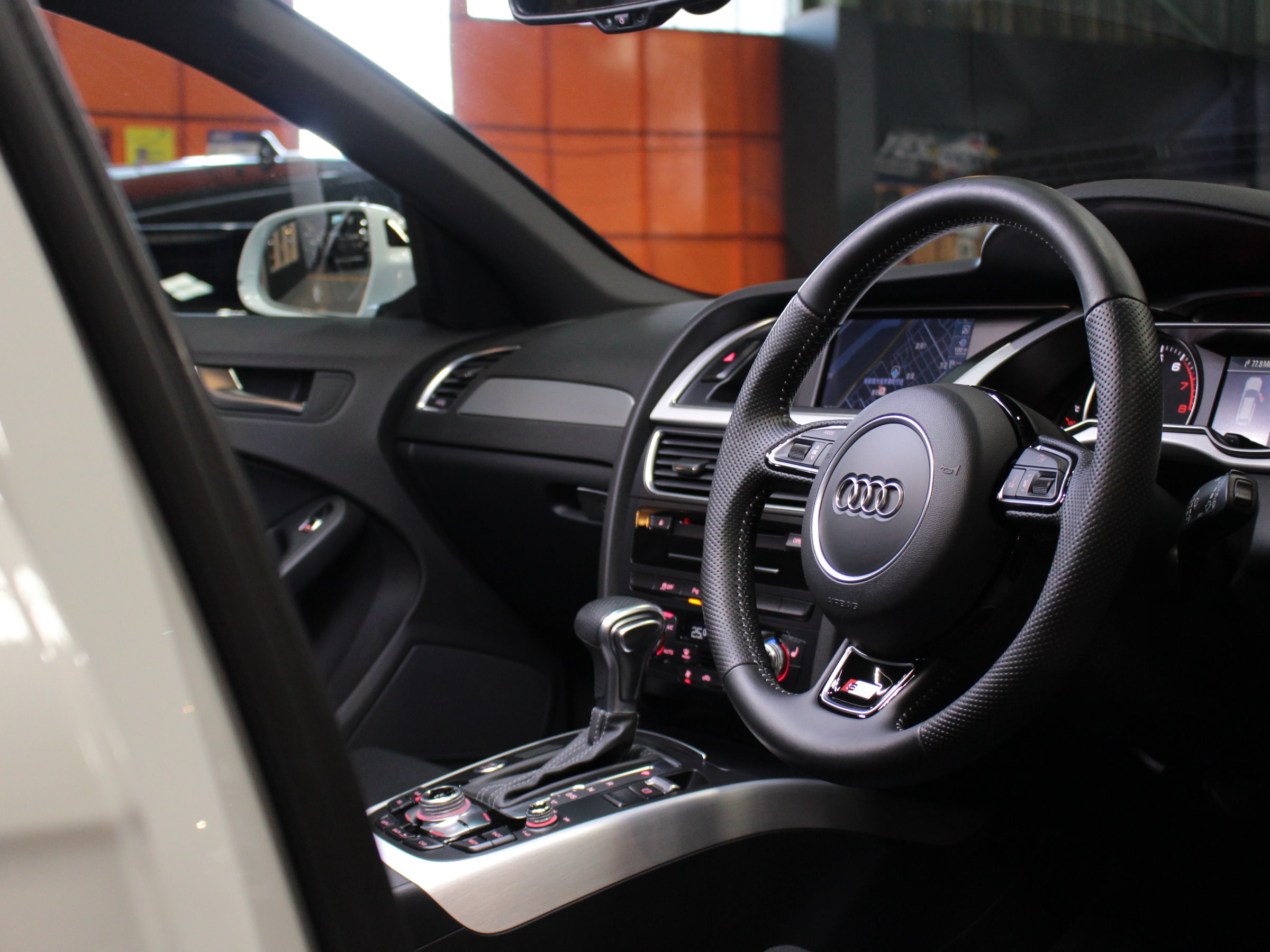 アウディ　Ａ４アバント　２．０ＴＦＳＩ　ダイナミックライン　