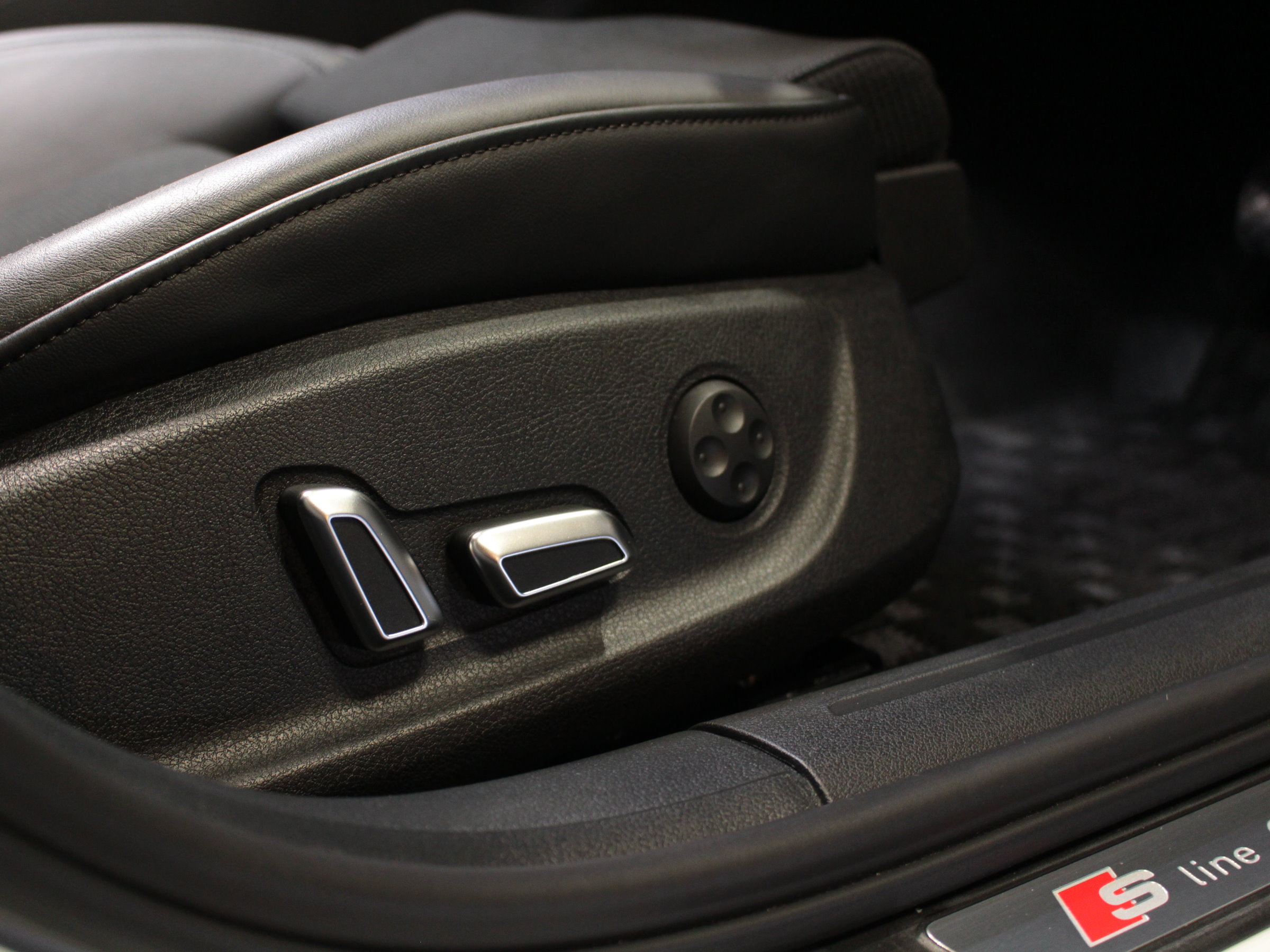 アウディ　Ａ４アバント　２．０ＴＦＳＩ　ダイナミックライン　