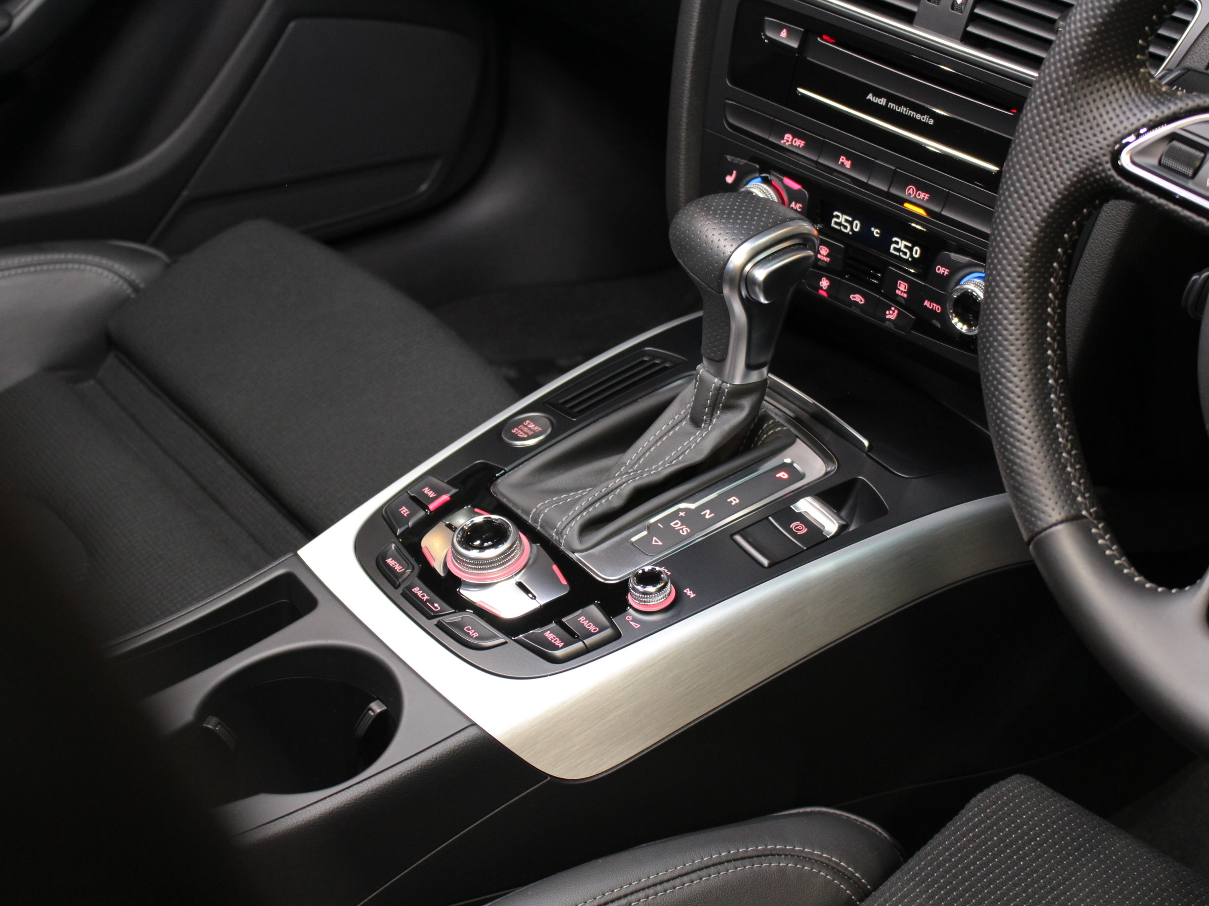 アウディ　Ａ４アバント　２．０ＴＦＳＩ　ダイナミックライン　