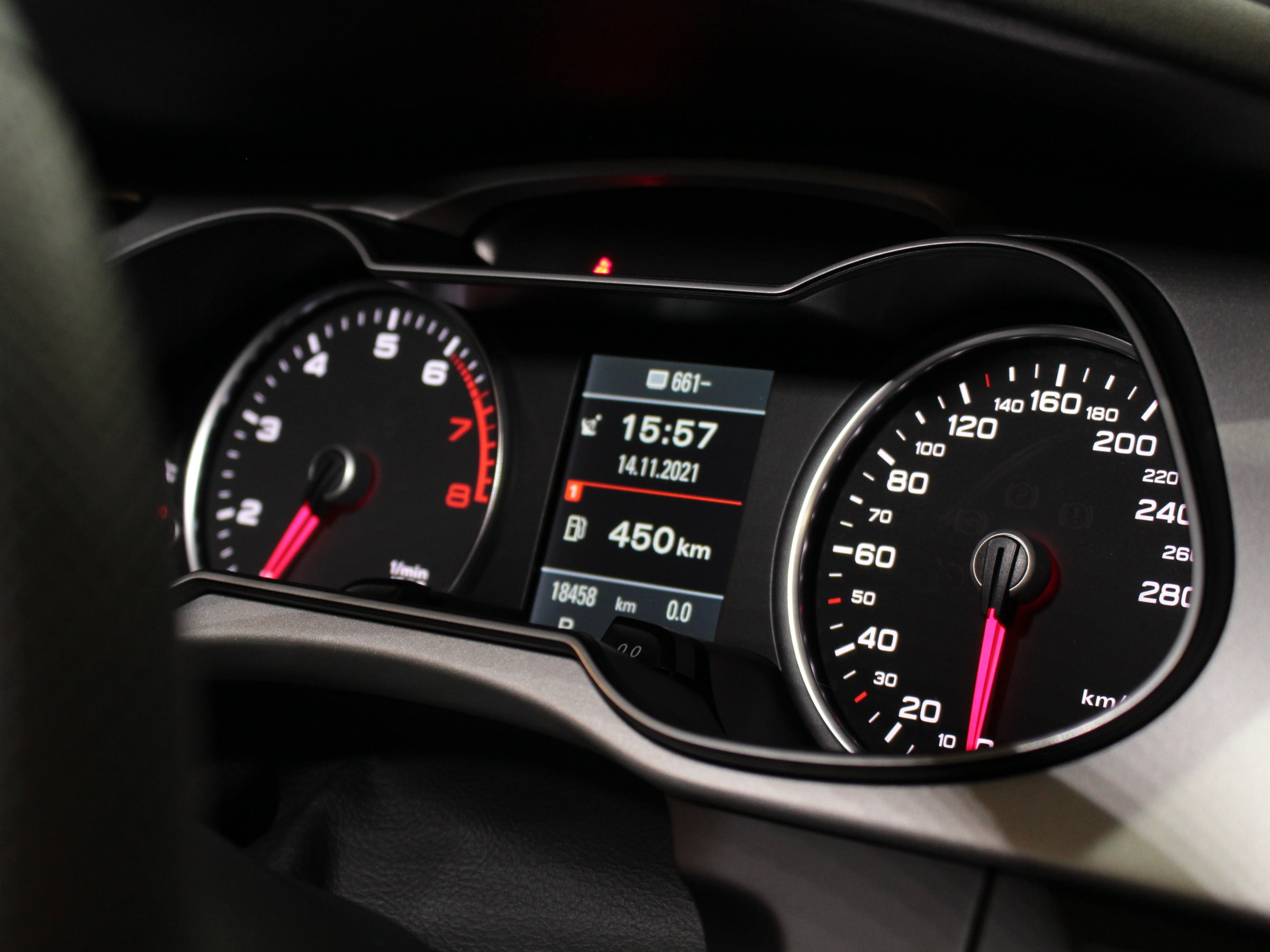 アウディ　Ａ４アバント　２．０ＴＦＳＩ　ダイナミックライン　