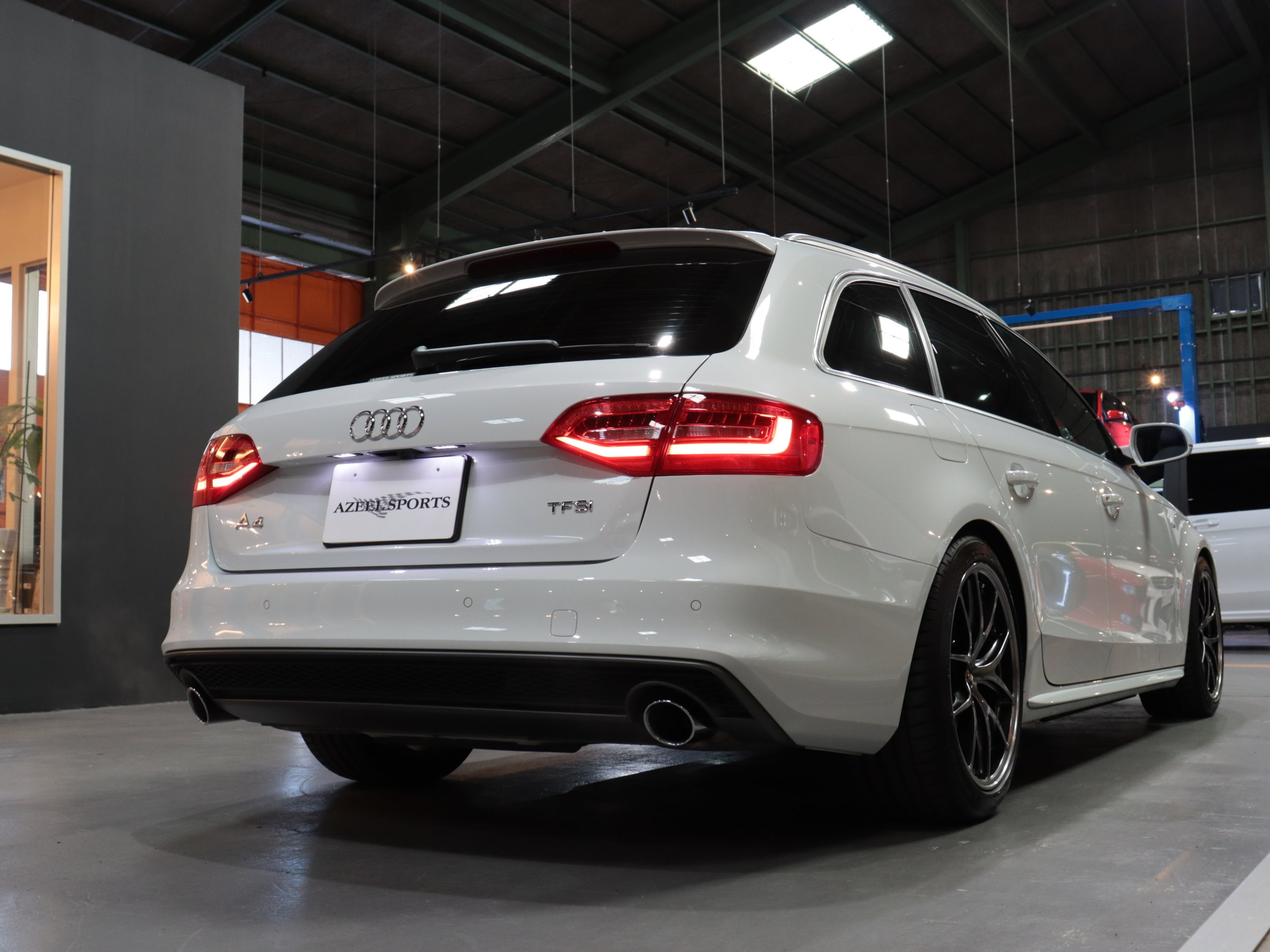 アウディ　Ａ４アバント　２．０ＴＦＳＩ　ダイナミックライン　
