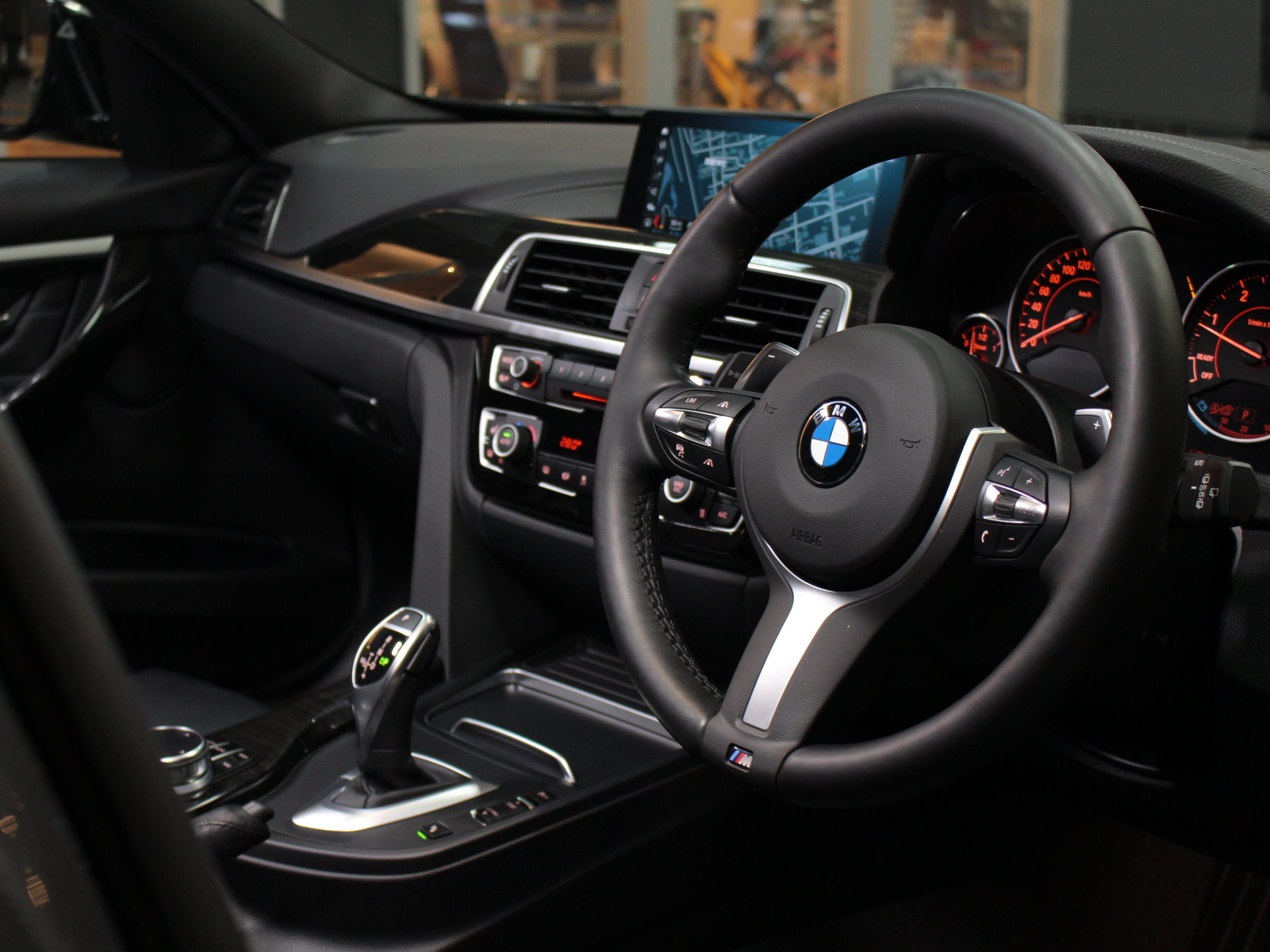 ＢＭＷ　３シリーズ　Ｍスポーツ　（ＬＣＩ後期モデル）