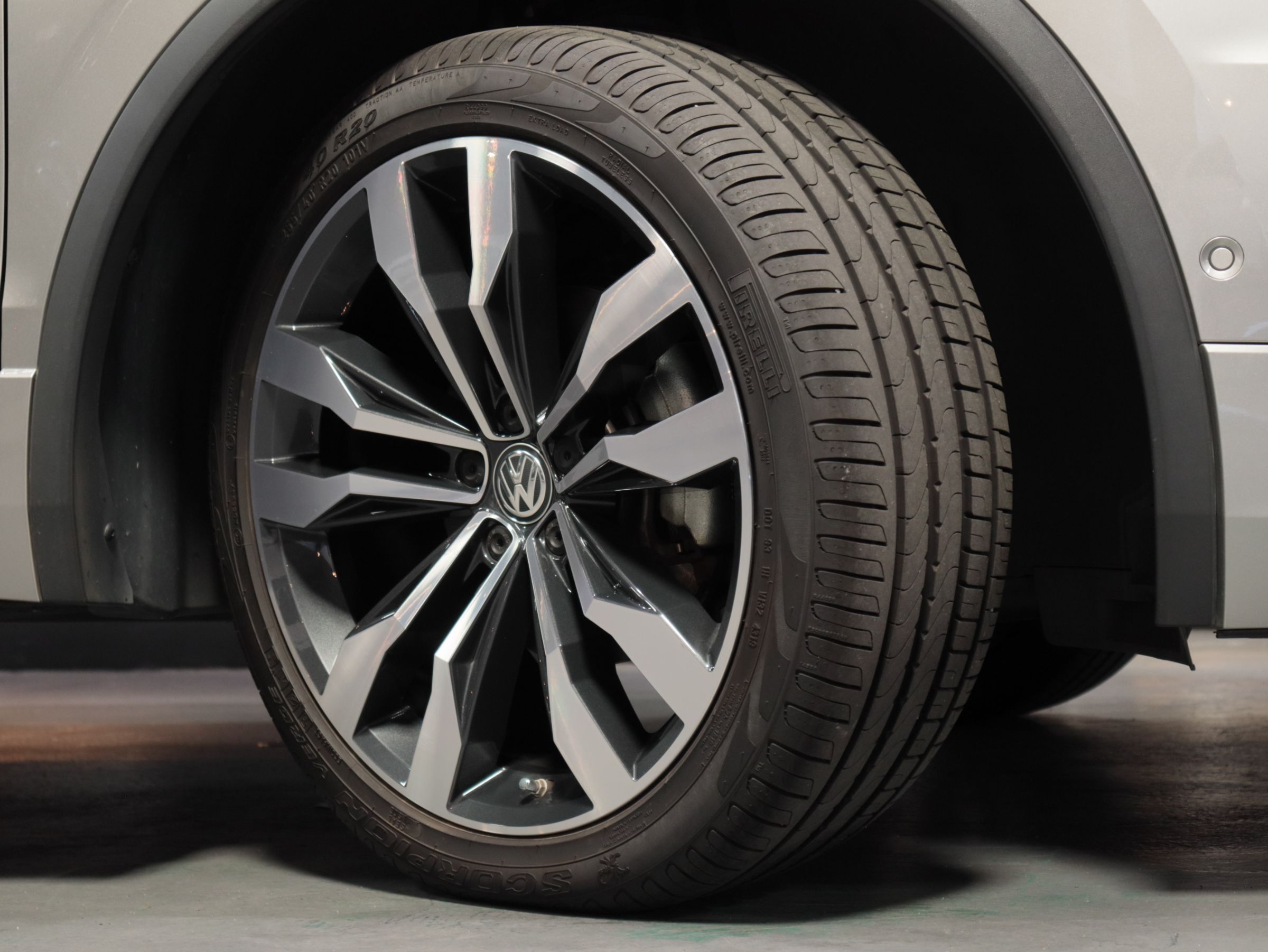 フォルクスワーゲン　ティグアン　ＴＤＩ４モーション　Ｒライン
