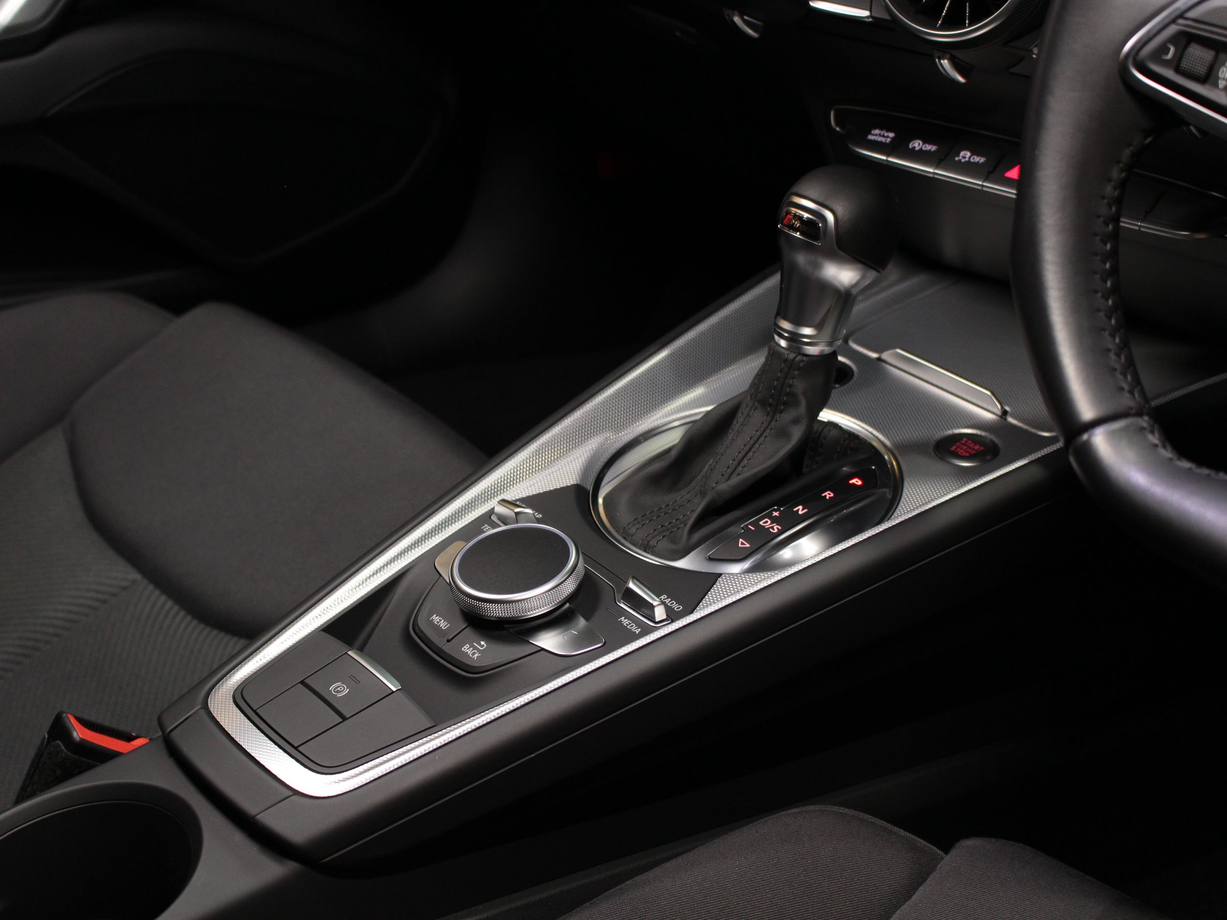 アウディ　ＴＴクーペ　１．８ＴＦＳＩ