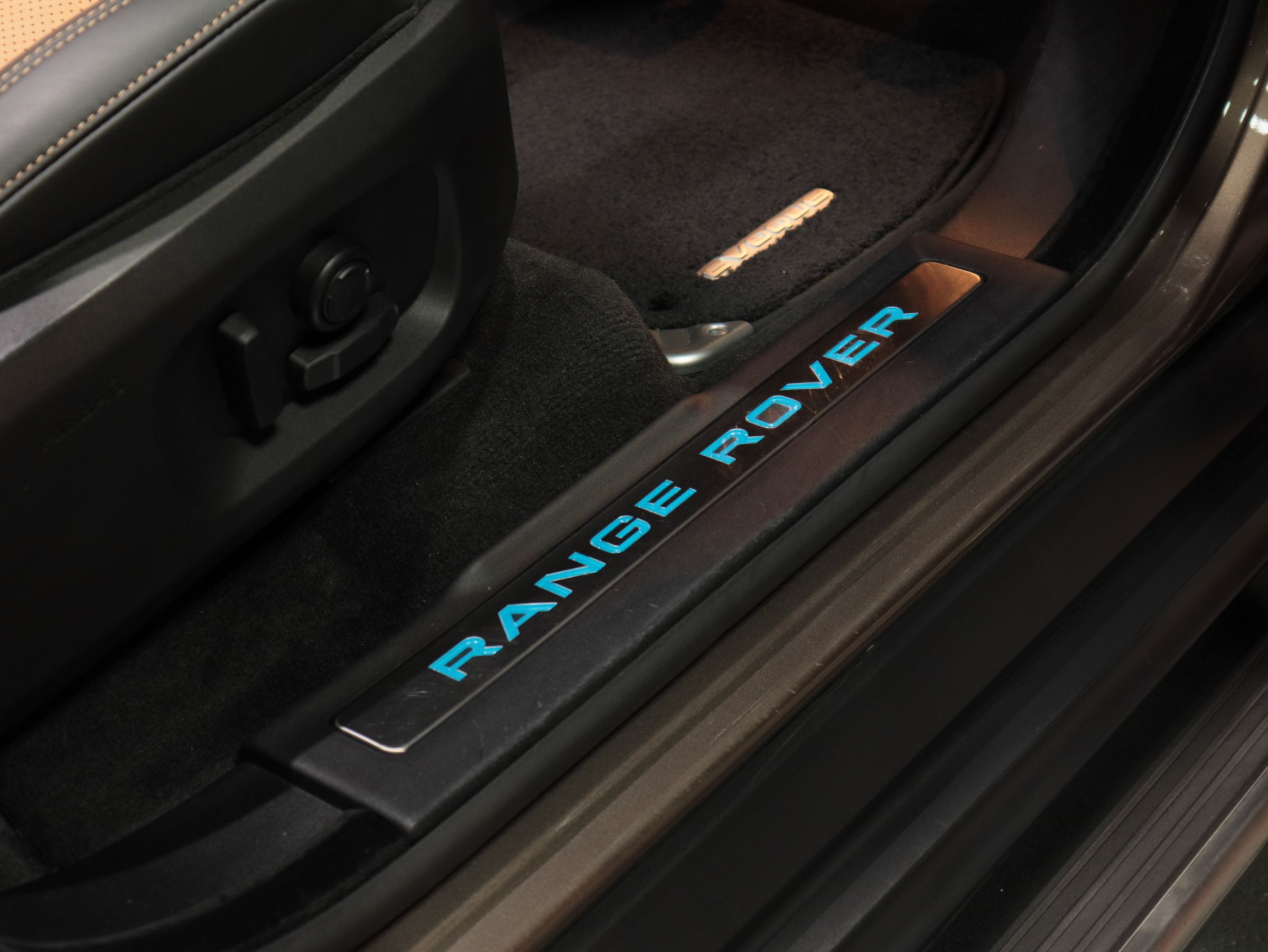 ランドローバー　レンジローバーイヴォーク　ＨＳＥダイナミック２．０Ｌ　Ｄ１８０　４ＷＤ