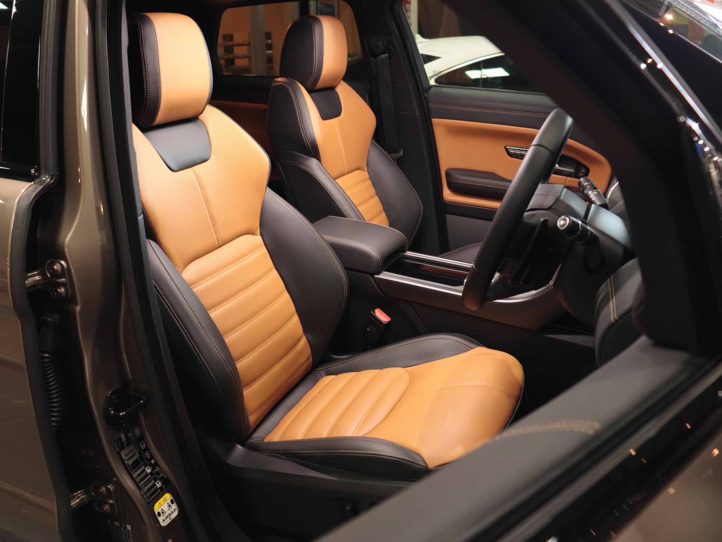 ランドローバー　レンジローバーイヴォーク　ＨＳＥダイナミック２．０Ｌ　Ｄ１８０　４ＷＤ