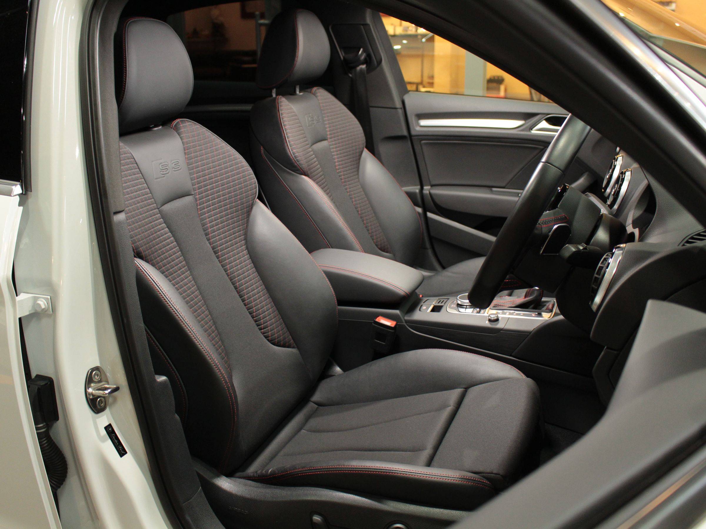 アウディ　Ｓ３セダン　２．０　４ＷD