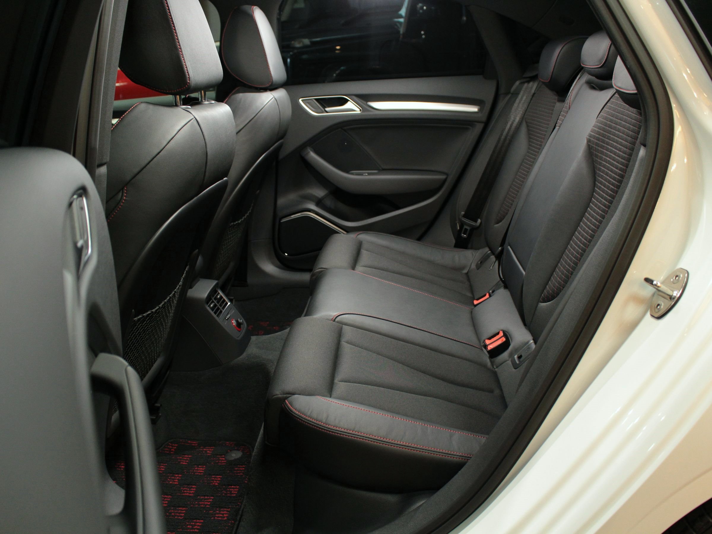 アウディ　Ｓ３セダン　２．０　４ＷD