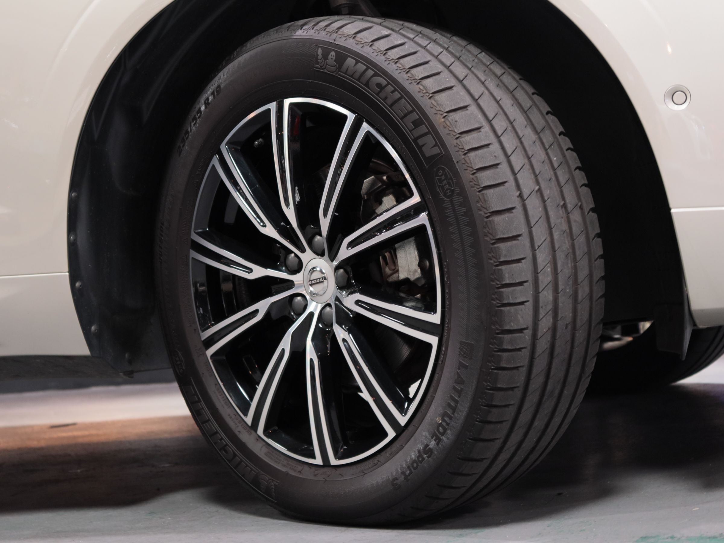 ボルボ　ＸＣ６０　Ｄ４インスクリプション　ＡＷＤ