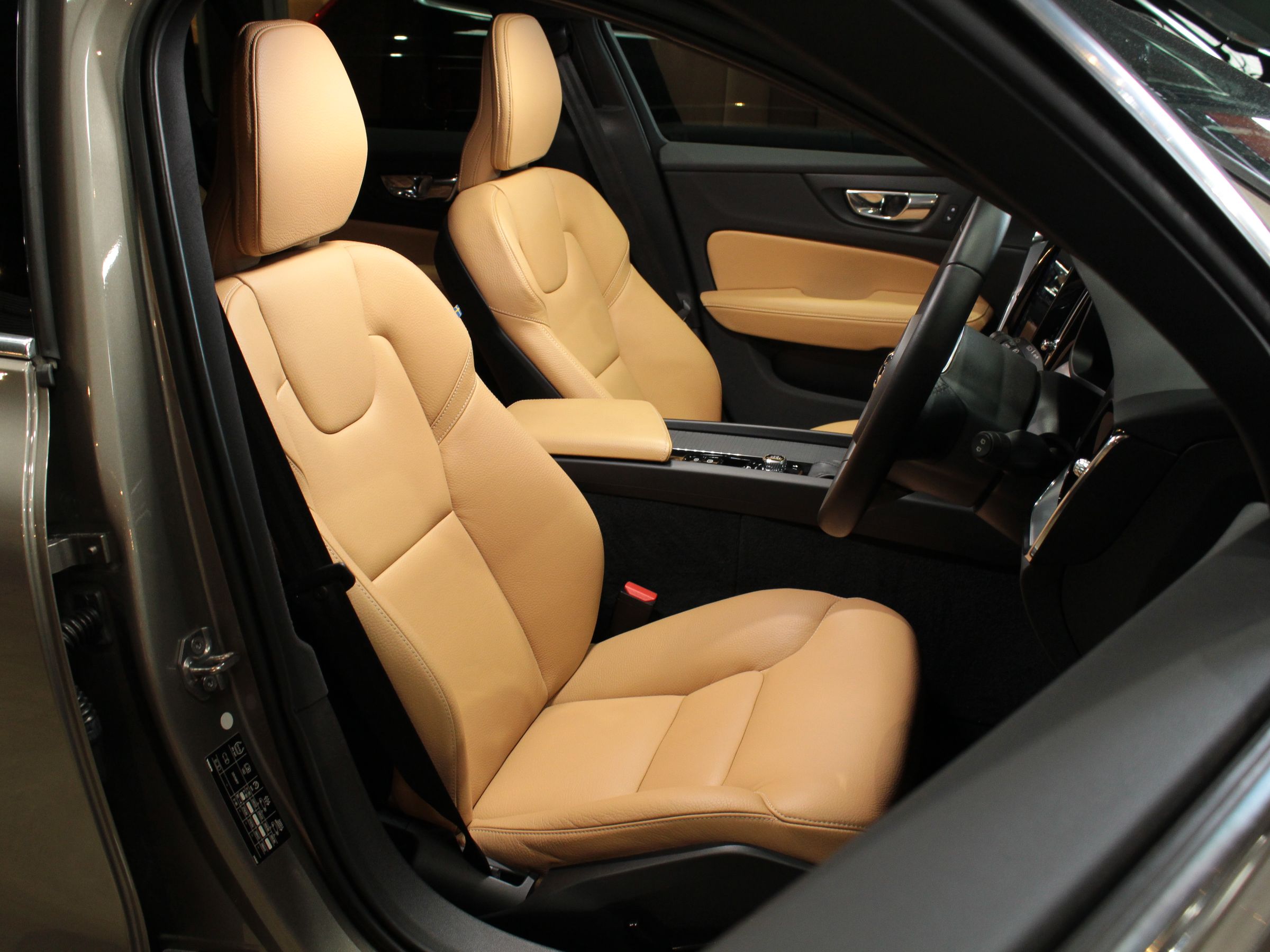 ボルボ　Ｖ６０　Ｔ５モメンタム
