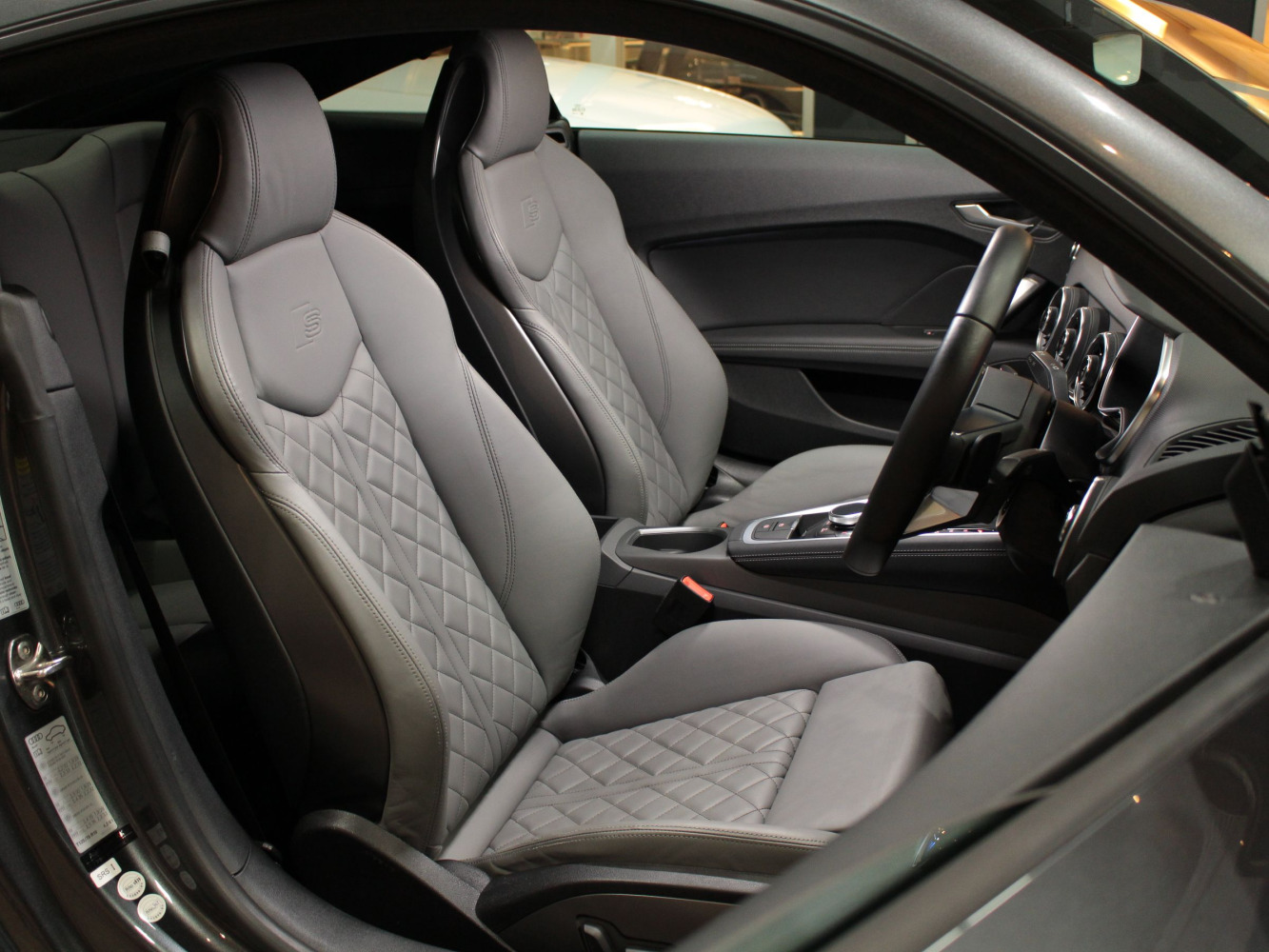 アウディ　ＴＴＳ　２．０ＴＦＳＩ　４ＷＤ　