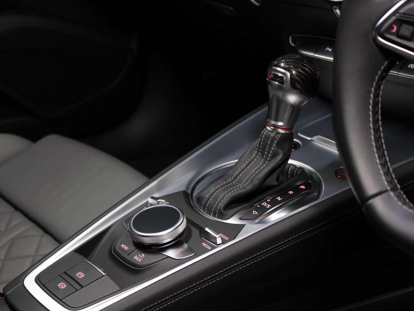 アウディ　ＴＴＳ　２．０ＴＦＳＩ　４ＷＤ　