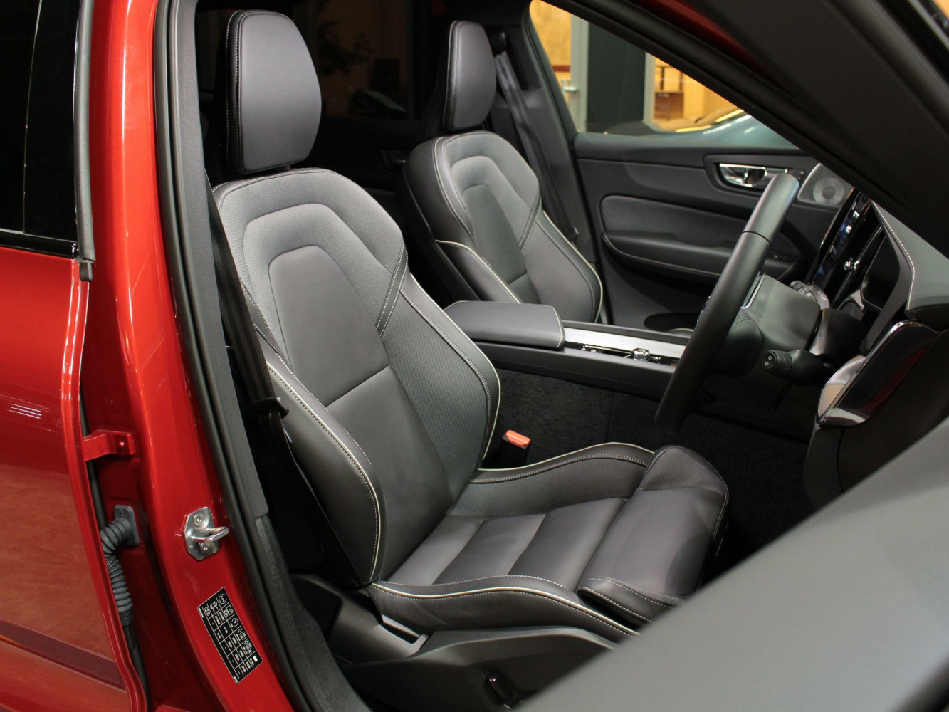 ボルボ　ＸＣ６０　Ｂ６　ＡＷＤ　Ｒデザイン