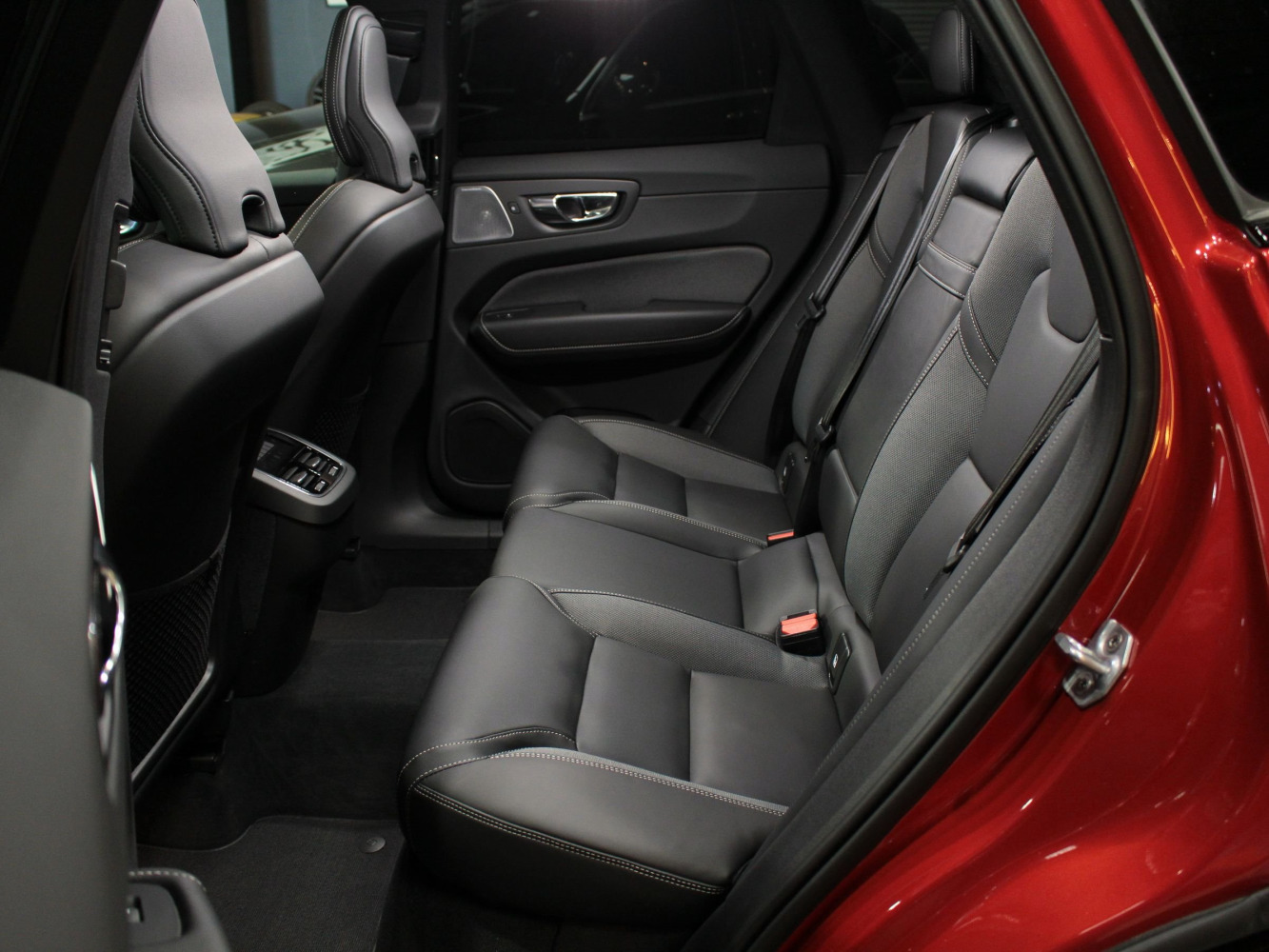 ボルボ　ＸＣ６０　Ｂ６　ＡＷＤ　Ｒデザイン
