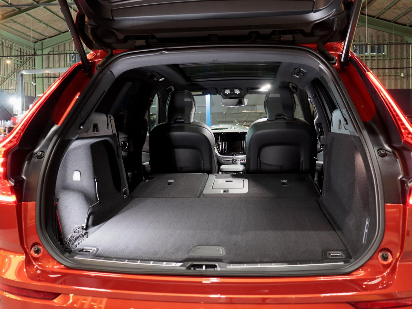 ボルボ　ＸＣ６０　Ｂ６　ＡＷＤ　Ｒデザイン