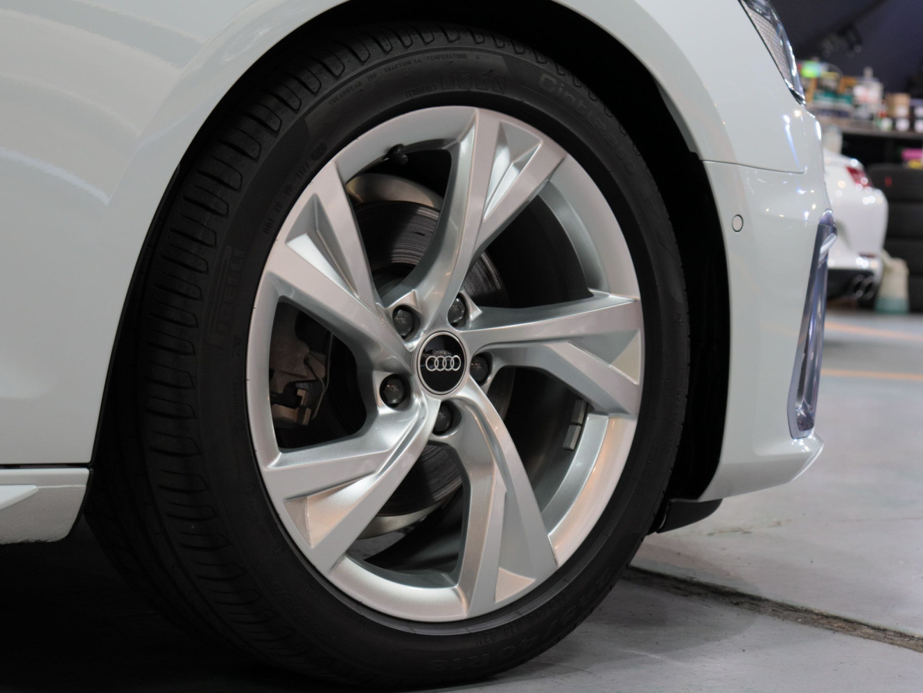 アウディ　Ａ４アバント　３５ＴＤＩ　Ｓライン