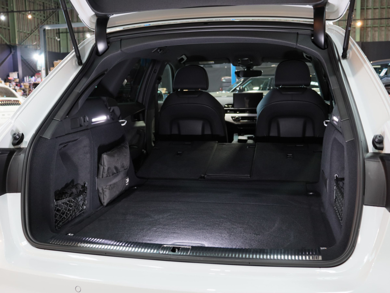 アウディ　Ａ４アバント　３５ＴＤＩ　Ｓライン