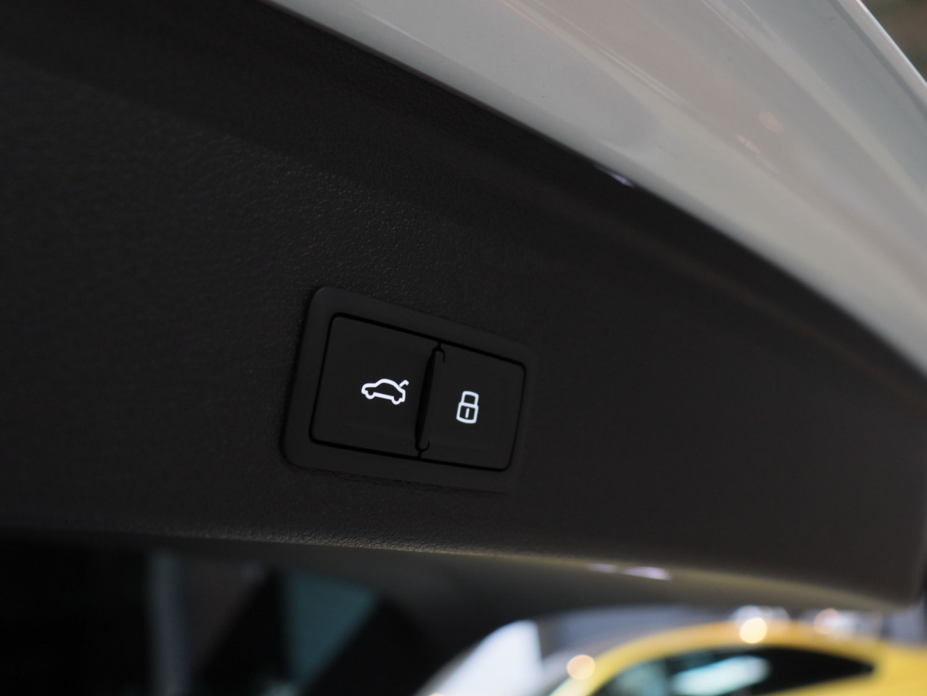 アウディ　Ａ４アバント　３５ＴＤＩ　Ｓライン