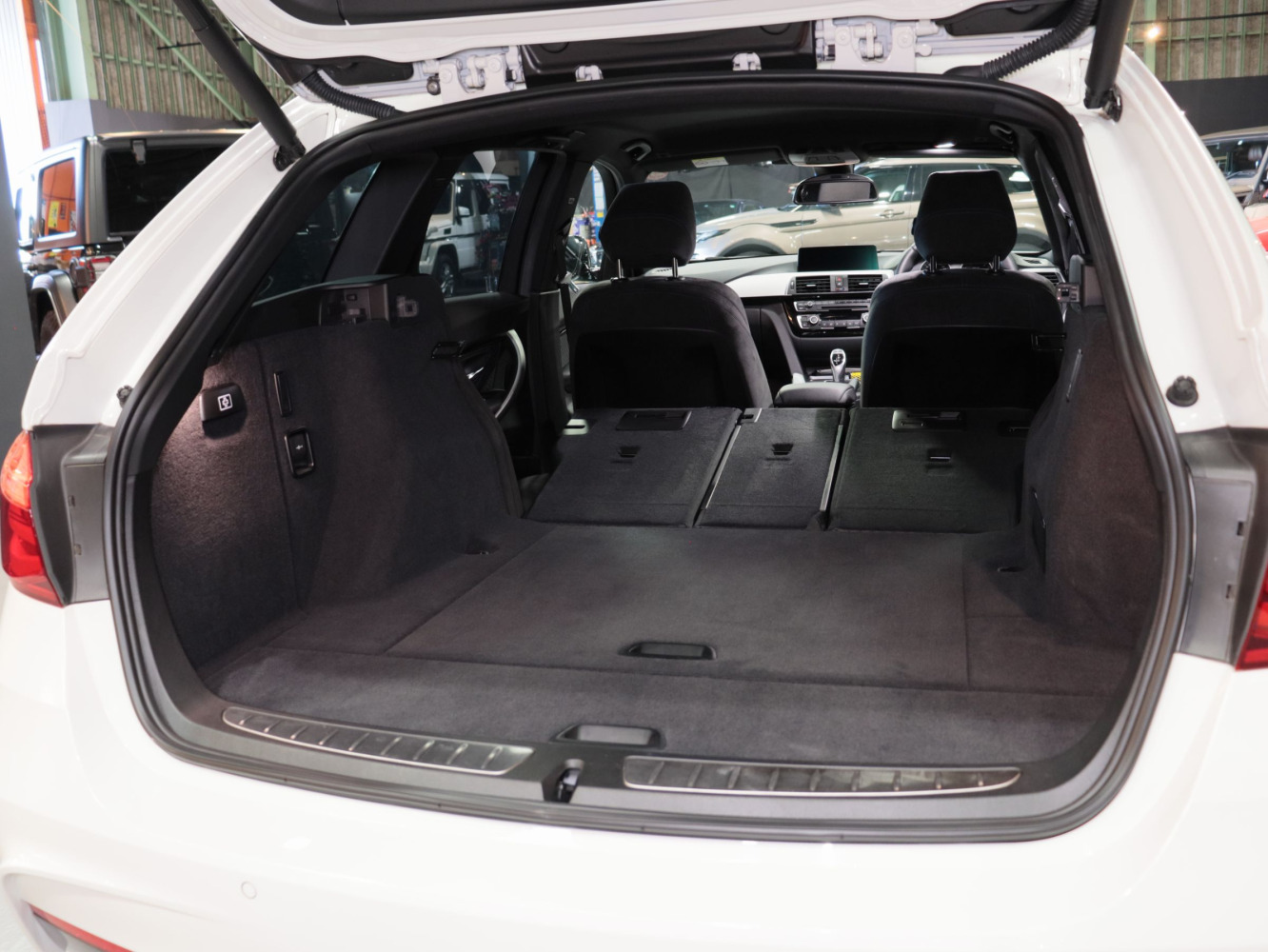 ＢＭＷ　３シリーズツーリング　３２０ｄ　Ｍスポーツ