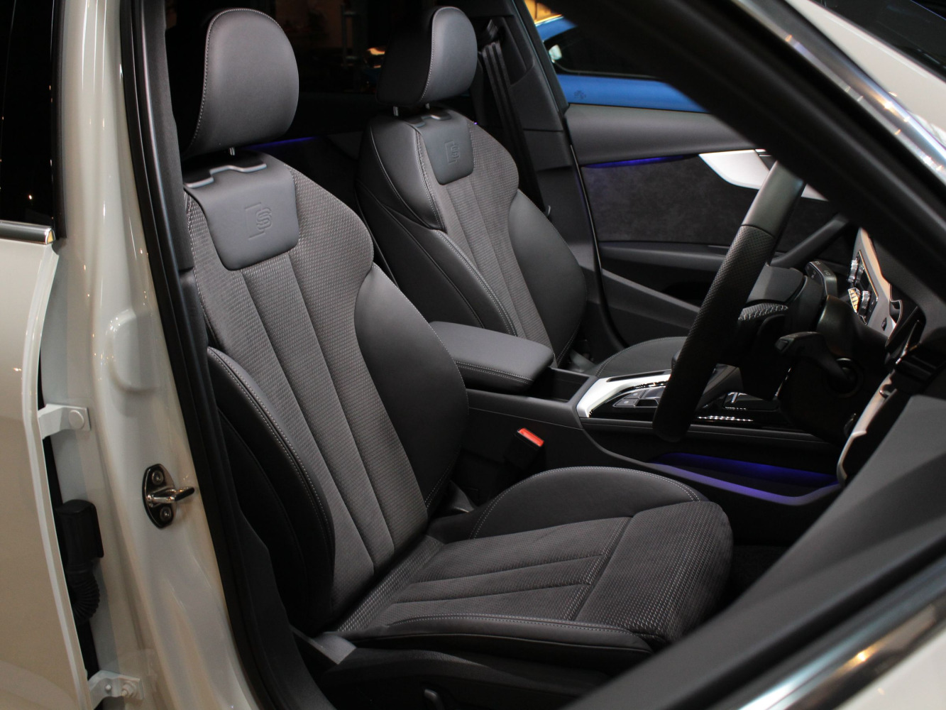 アウディ　Ａ４アバント　３５ＴＤＩ　Ｓライン
