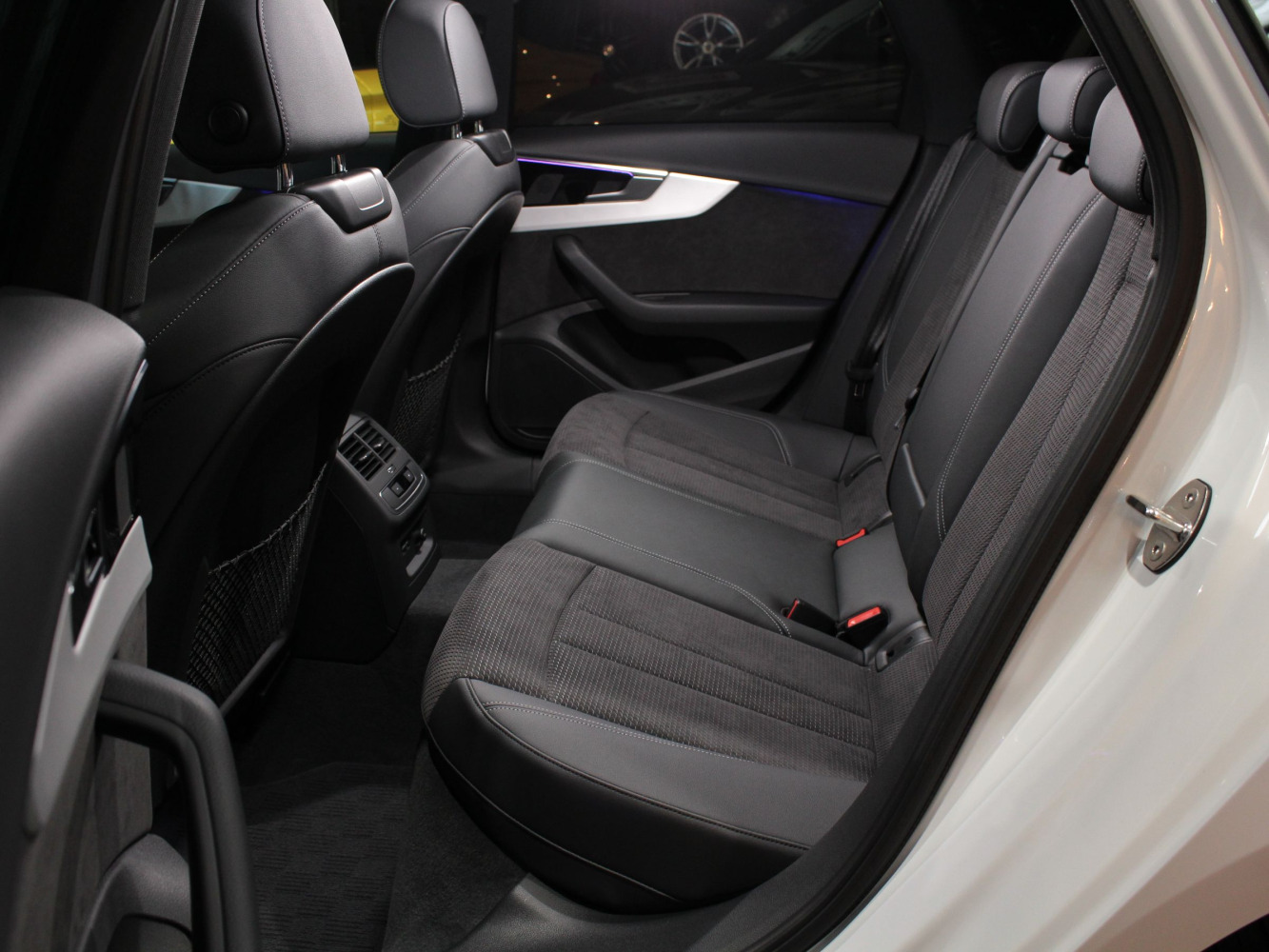 アウディ　Ａ４アバント　３５ＴＤＩ　Ｓライン