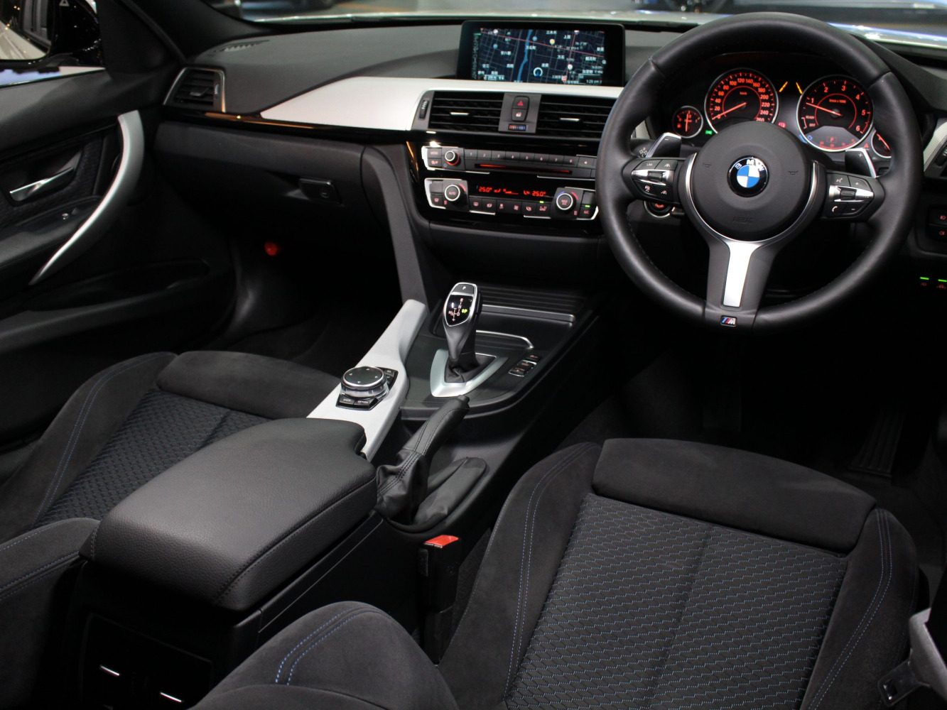 ＢＭＷ　３シリーズツーリング　３２０ｄ　Ｍスポーツ