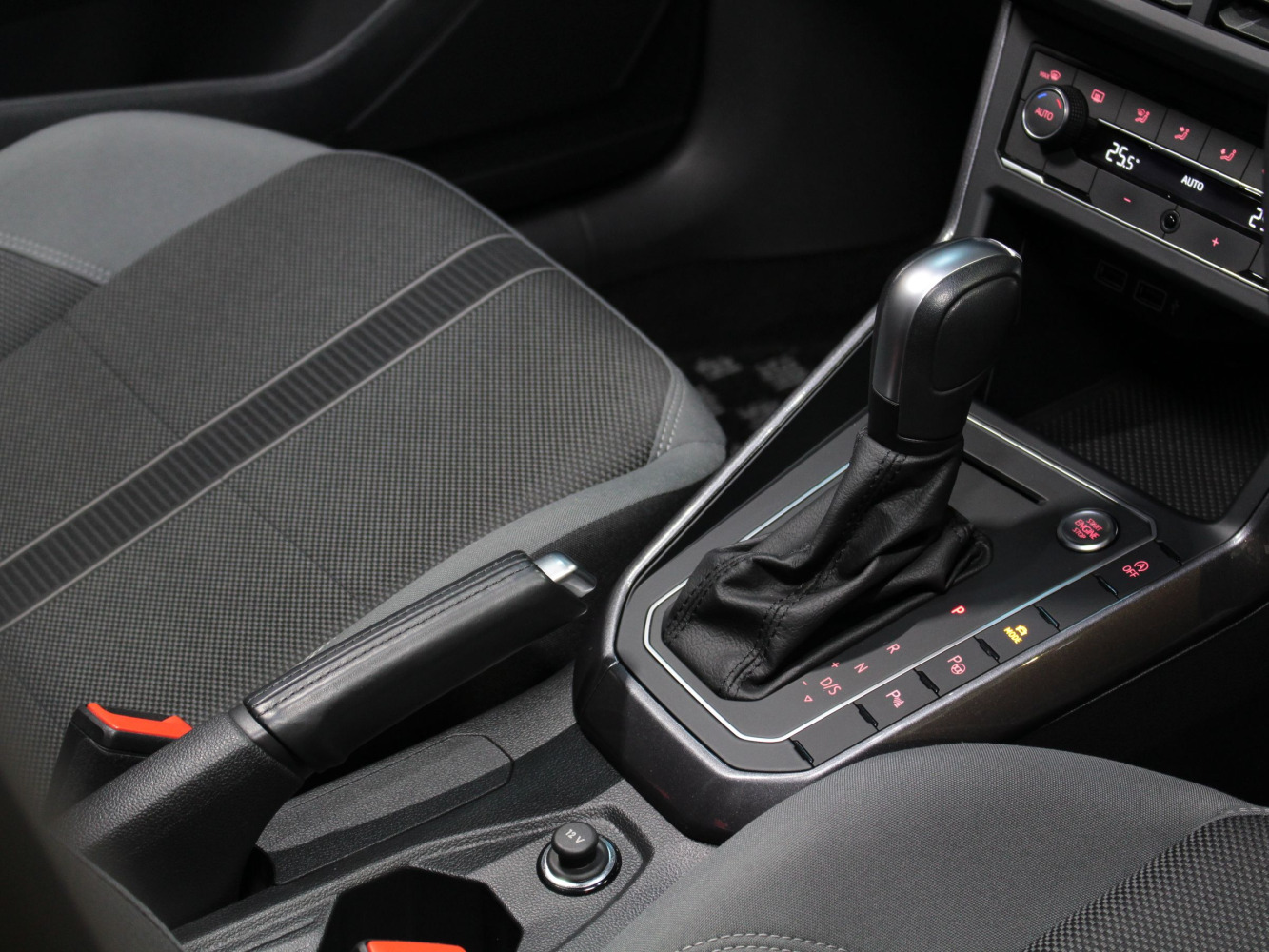フォルクスワーゲン　ポロ　ＴＳＩ　Ｒライン