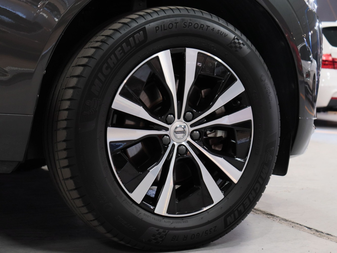 ボルボ　ＸＣ６０　D４　モメンタム　４ＷＤ　