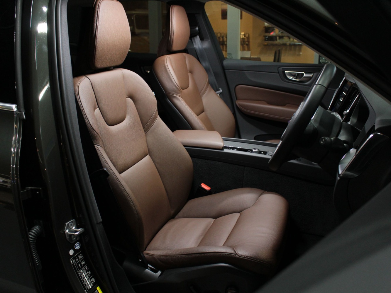 ボルボ　ＸＣ６０　D４　モメンタム　４ＷＤ　