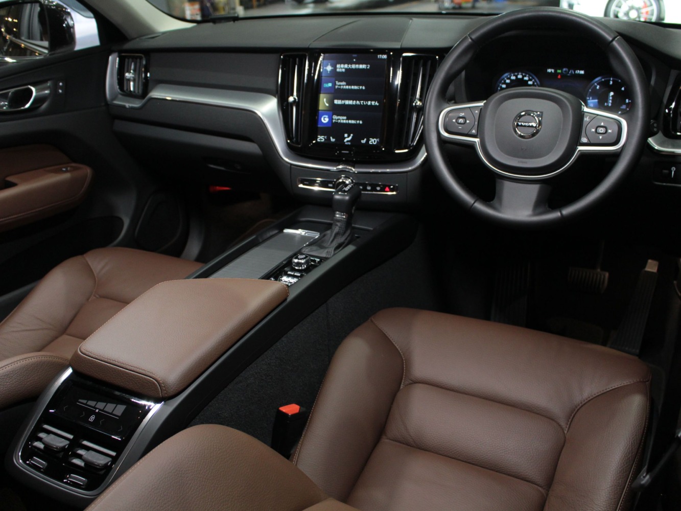 ボルボ　ＸＣ６０　D４　モメンタム　４ＷＤ　