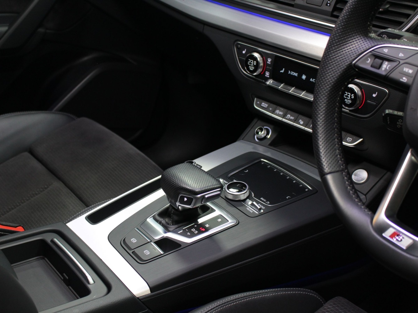 アウディ　Ｑ５　４０ＴＤＩ　スポーツ
