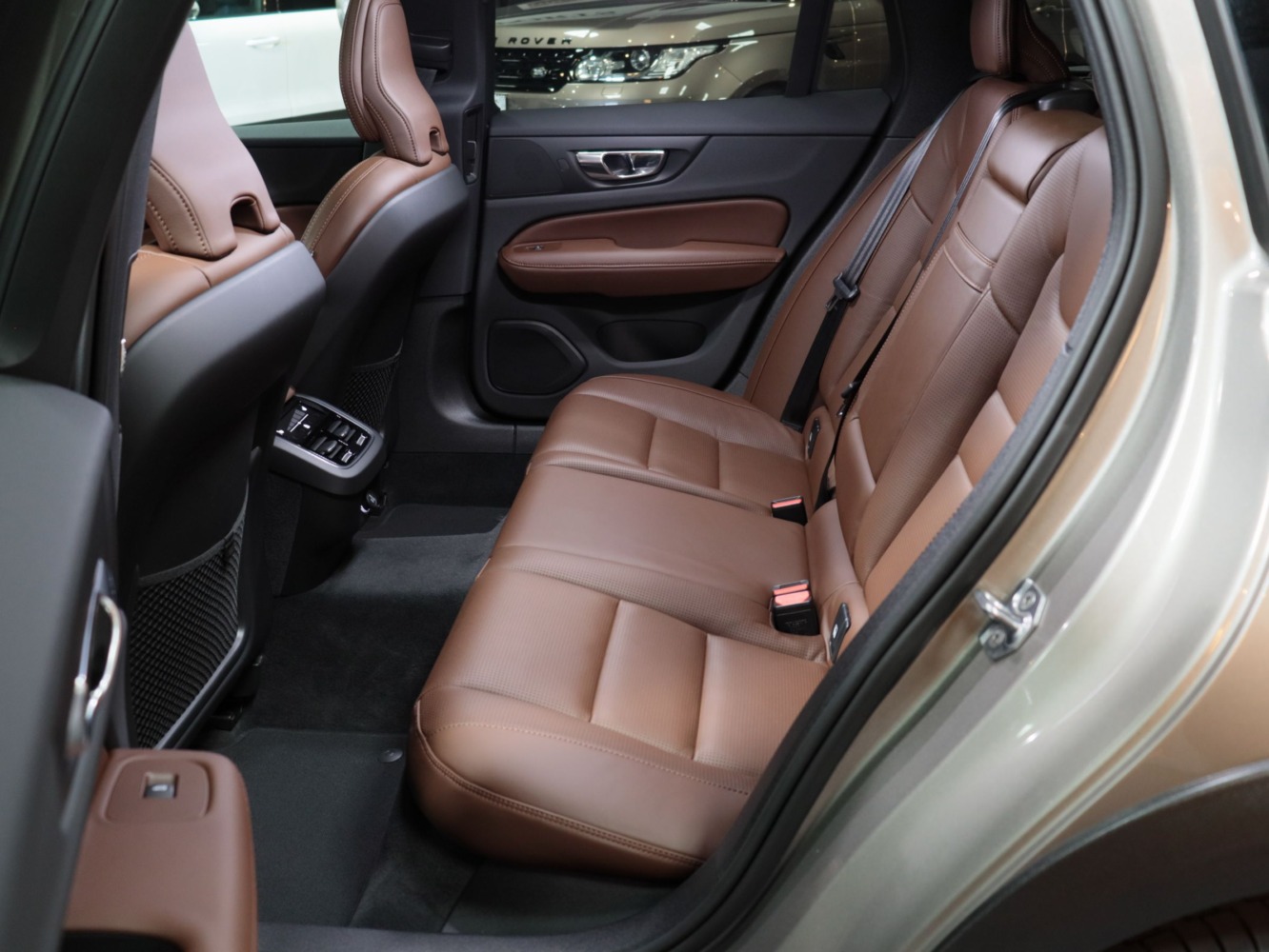 ボルボ　Ｖ６０クロスカントリー　Ｔ５　ＡＷＤ　プロ