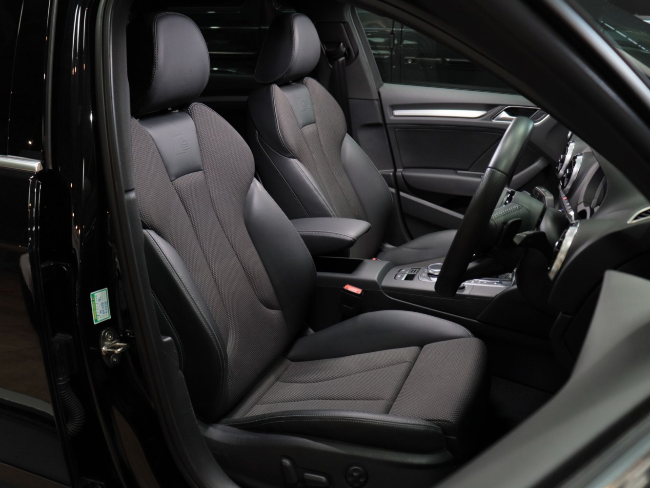 アウディ　Ａ３スポーツバック　１．４ＴＦＳＩ　Ｓラインパッケージ