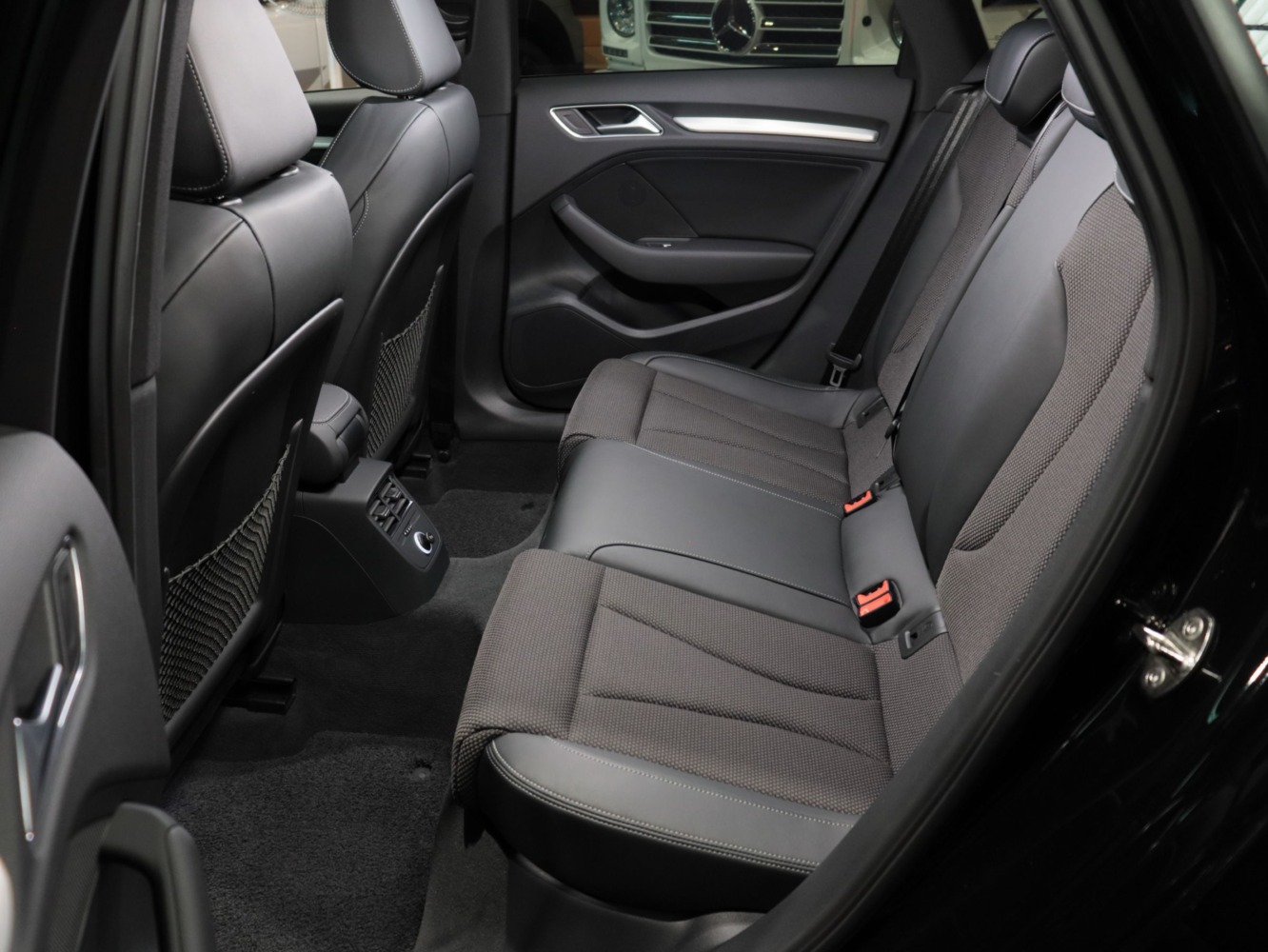 アウディ　Ａ３スポーツバック　１．４ＴＦＳＩ　Ｓラインパッケージ