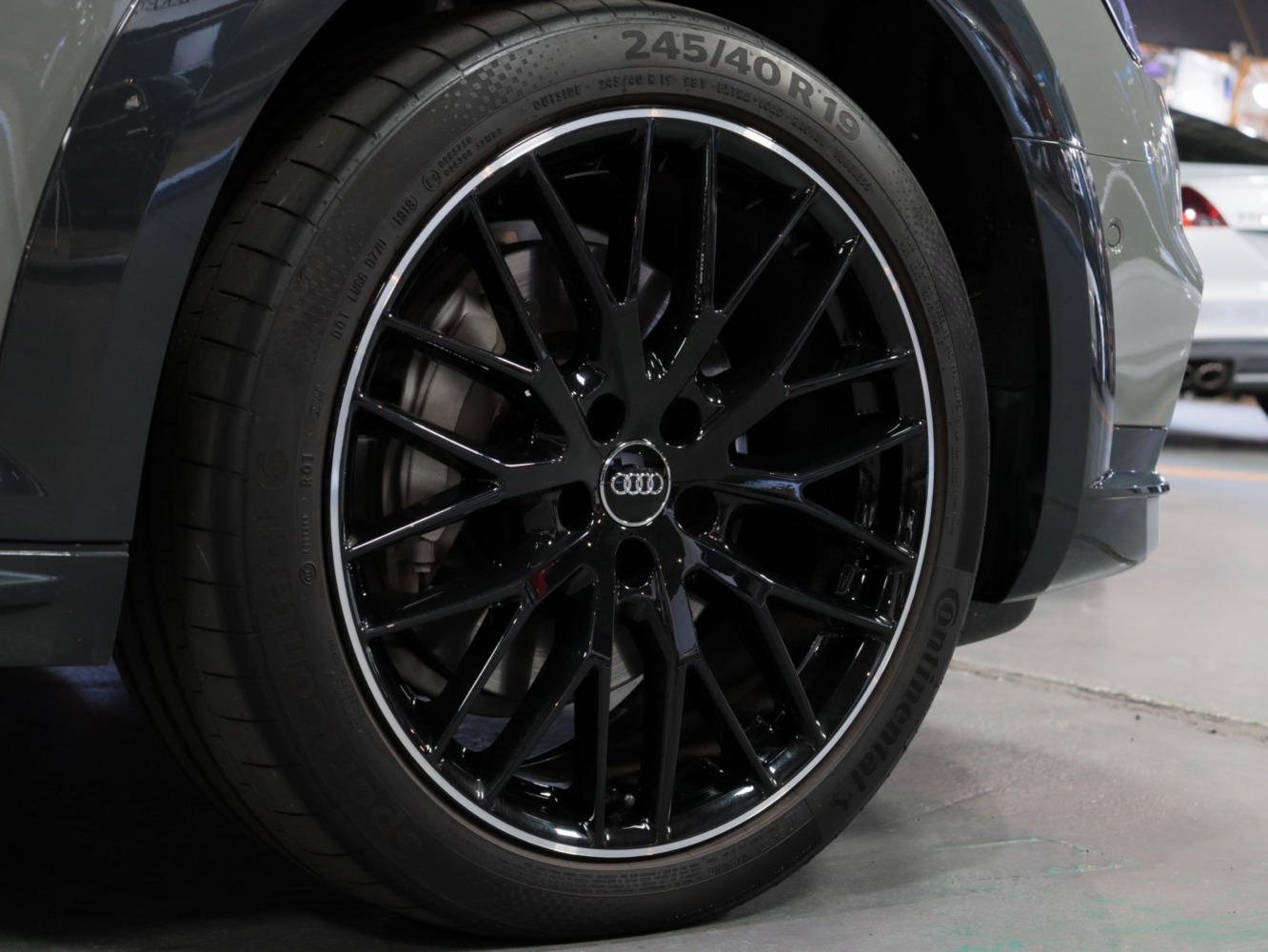アウディ　Ａ４オールロードクワトロ　アブソリュート　１２５台限定車