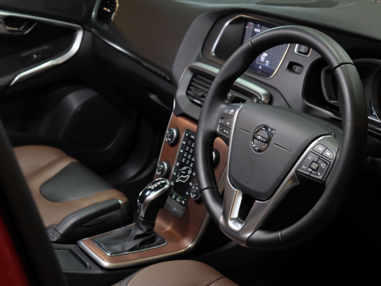 ボルボ　Ｖ４０クロスカントリー　Ｄ４　サマム