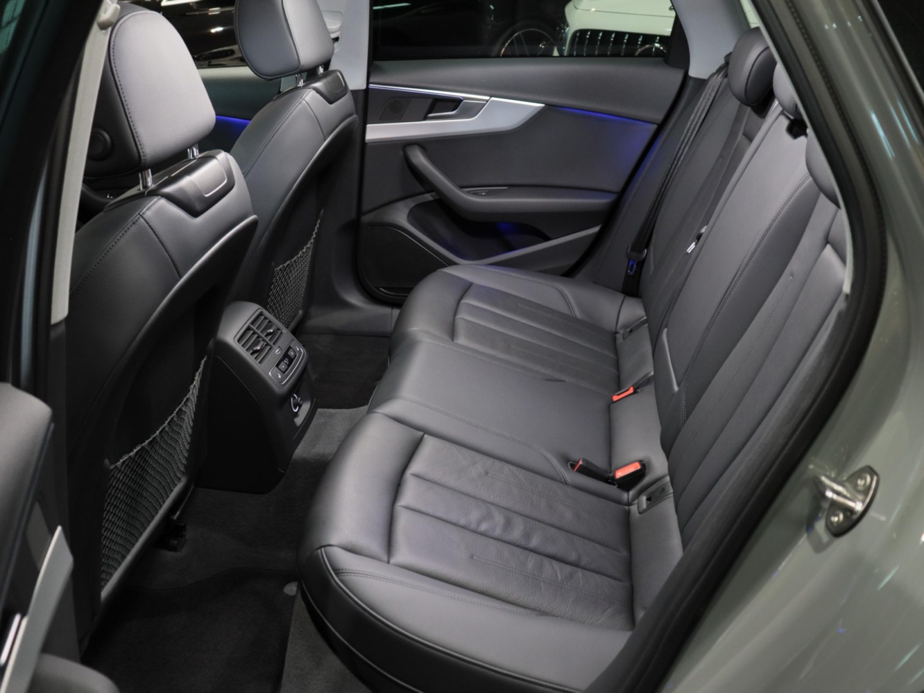 アウディ　Ａ４オールロードクワトロ　アブソリュート　１２５台限定車