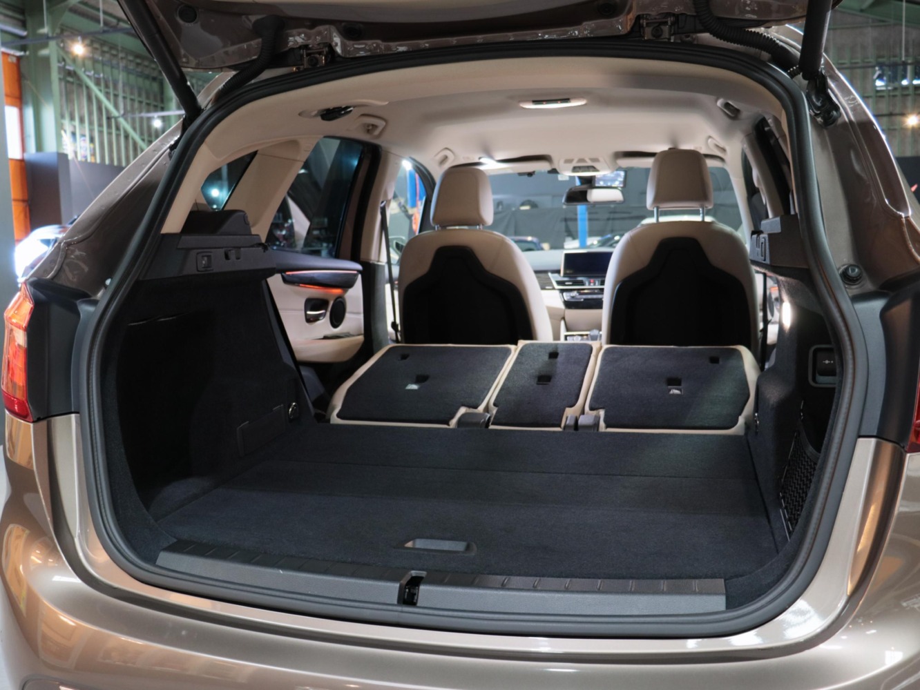 ＢＭＷ　２１８ｄ　アクティブツアラー　ラグジュアリー