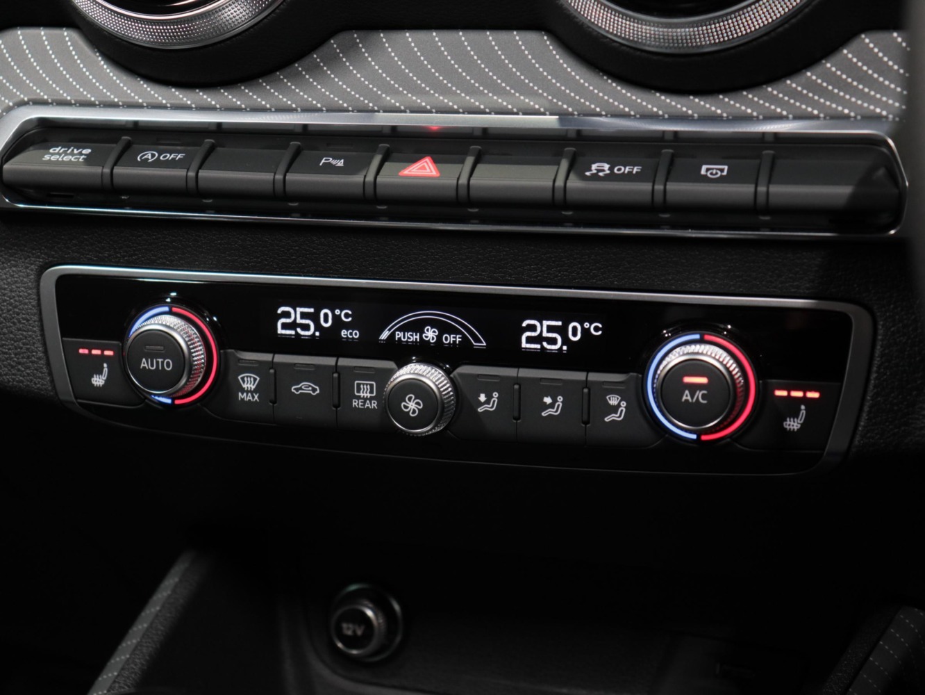 アウディ　Ｑ２　１ｓｔエディション　１２５台限定車