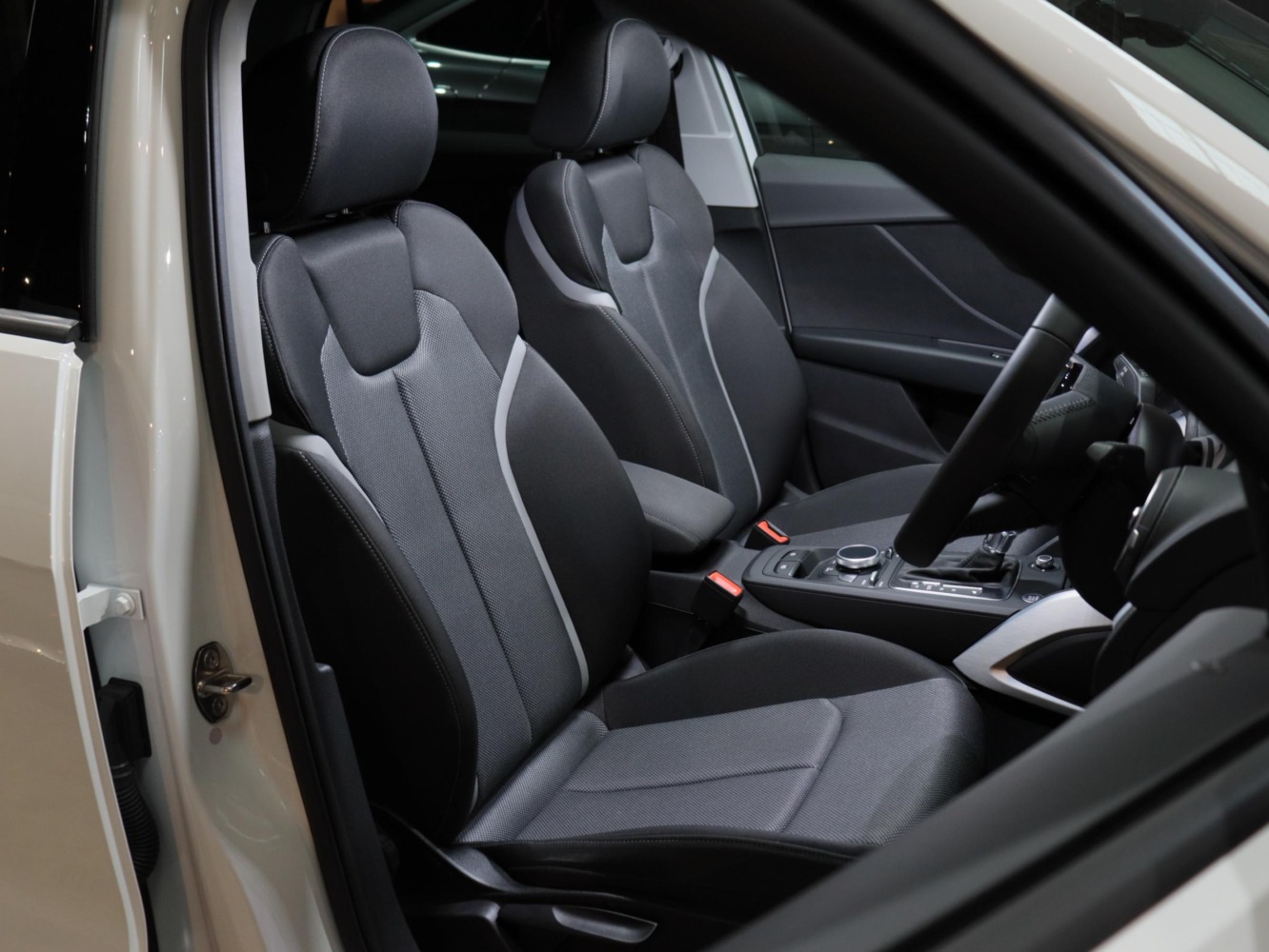 アウディ　Ｑ２　３５ＴＤＩスポーツ　