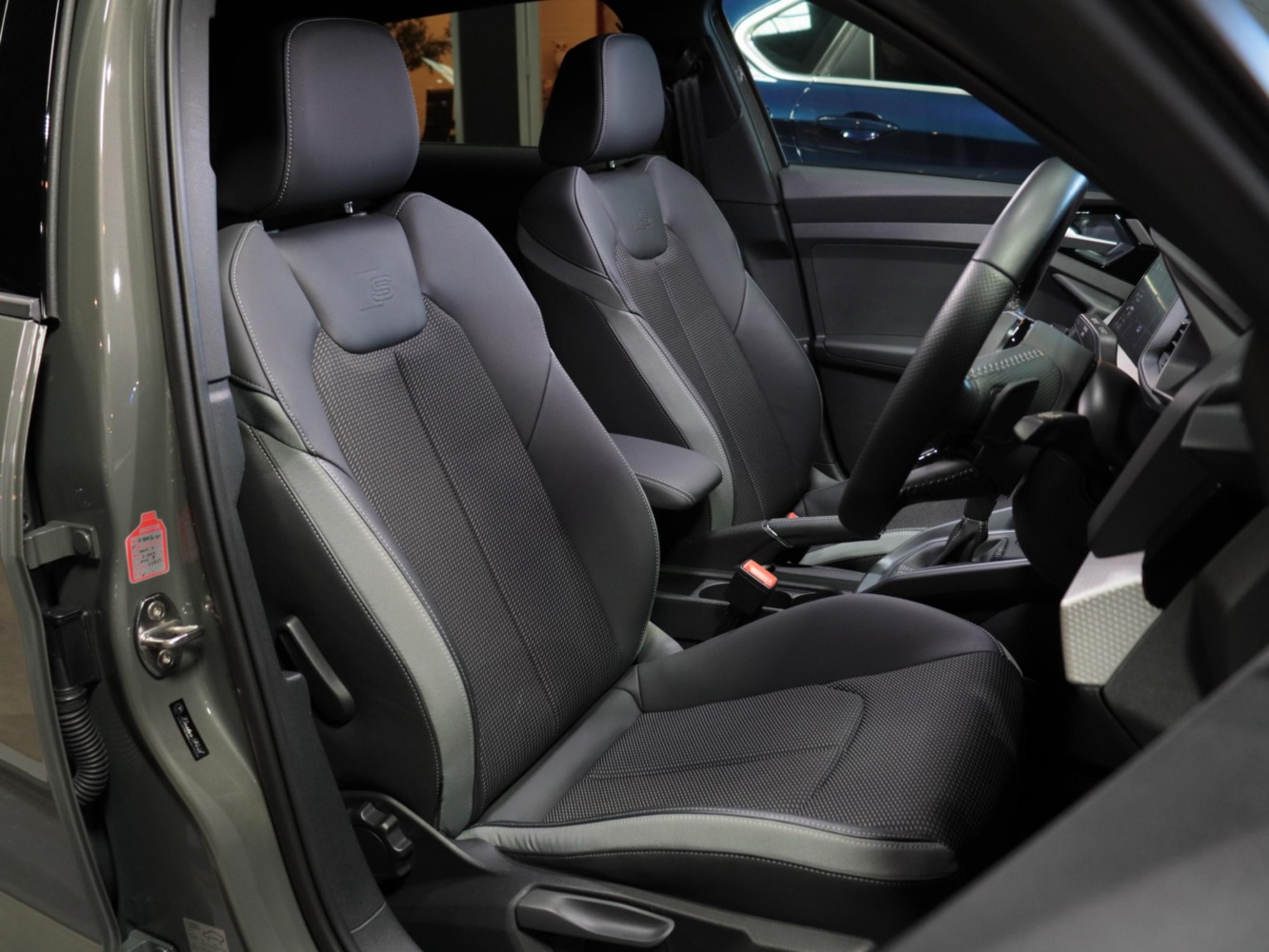 アウディ　Ａ１スポーツバック　３５ＴＦＳＩ　Ｓライン