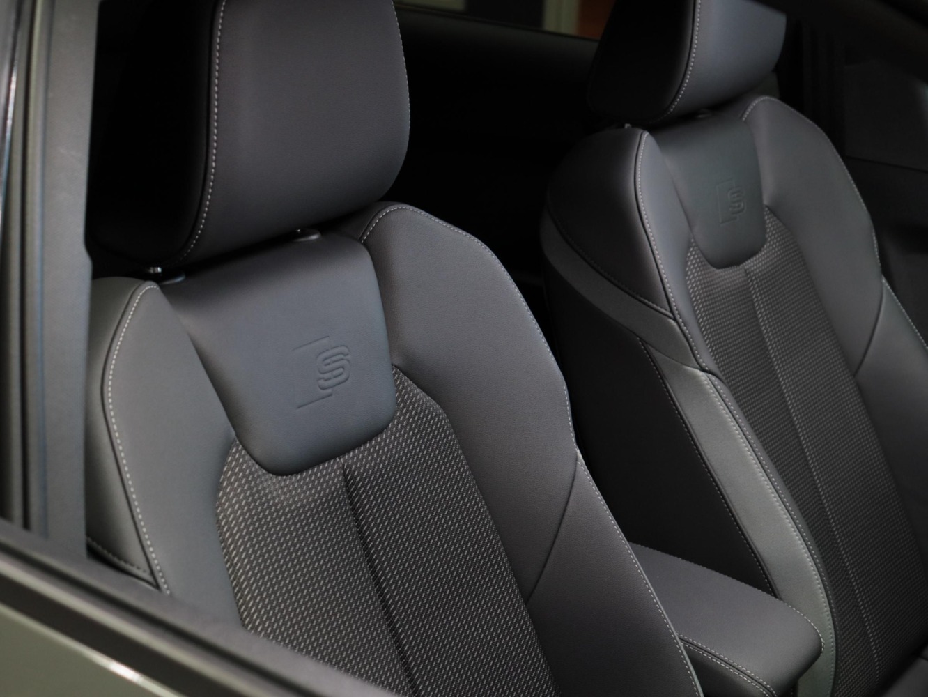 アウディ　Ａ１スポーツバック　３５ＴＦＳＩ　Ｓライン
