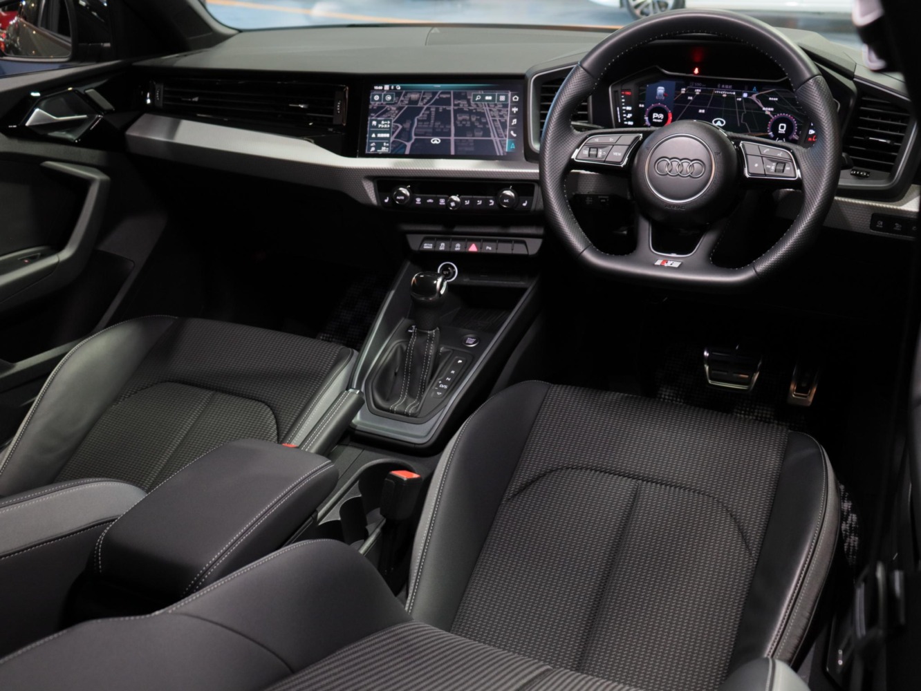 アウディ　Ａ１スポーツバック　３５ＴＦＳＩ　Ｓライン