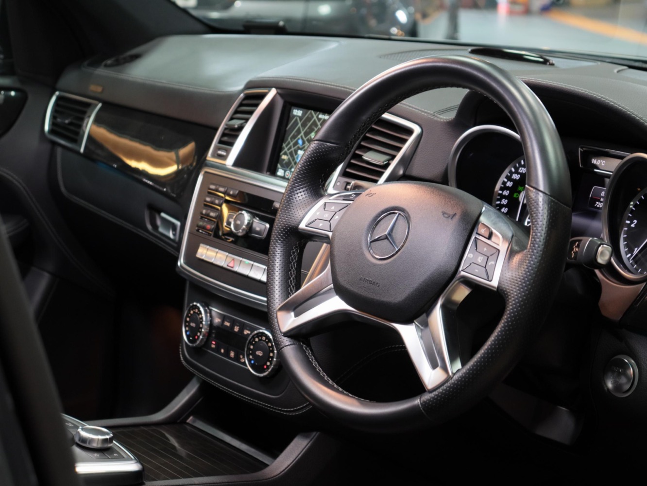 メルセデスベンツ　ＭＬ３５０　ブルーテック　４マチック