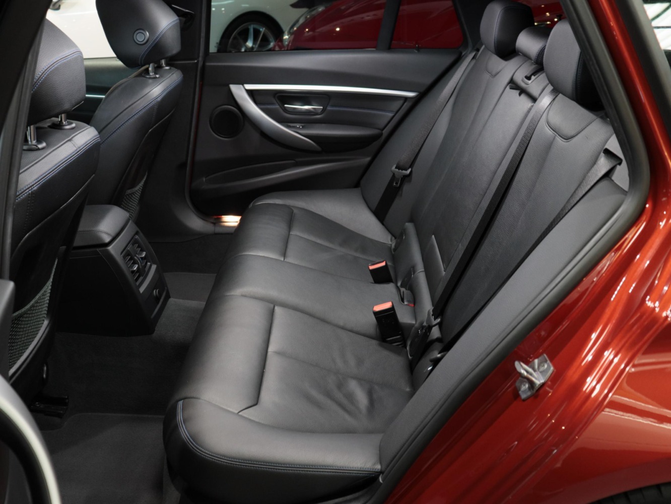 ＢＭＷ　３２０ｄ　ツーリング　Ｍスポーツ　エディションシャドー（特別仕様車）