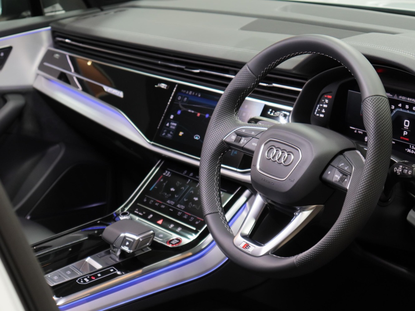 アウディ　ＳQ７　ベースグレード