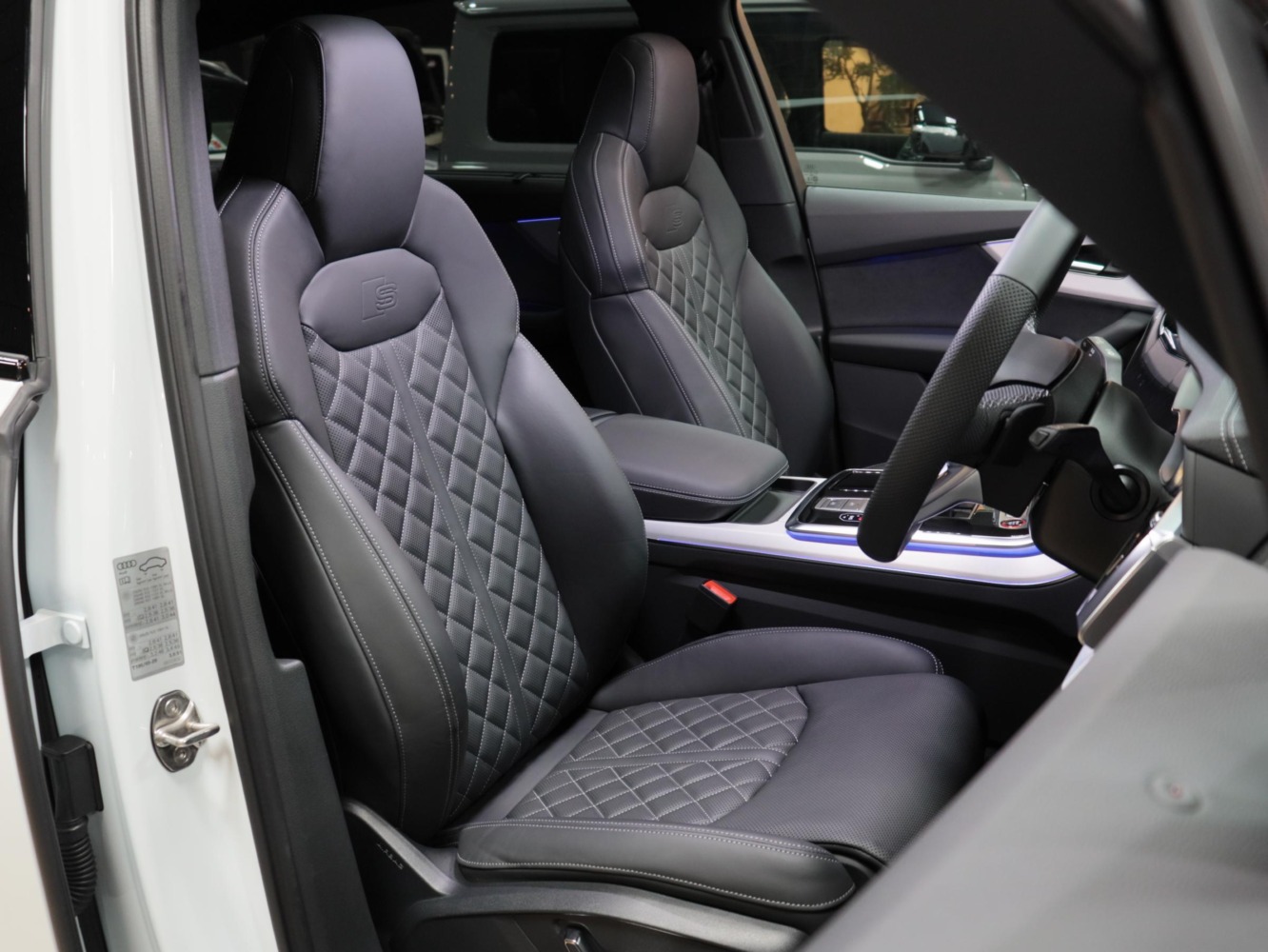アウディ　ＳQ７　ベースグレード