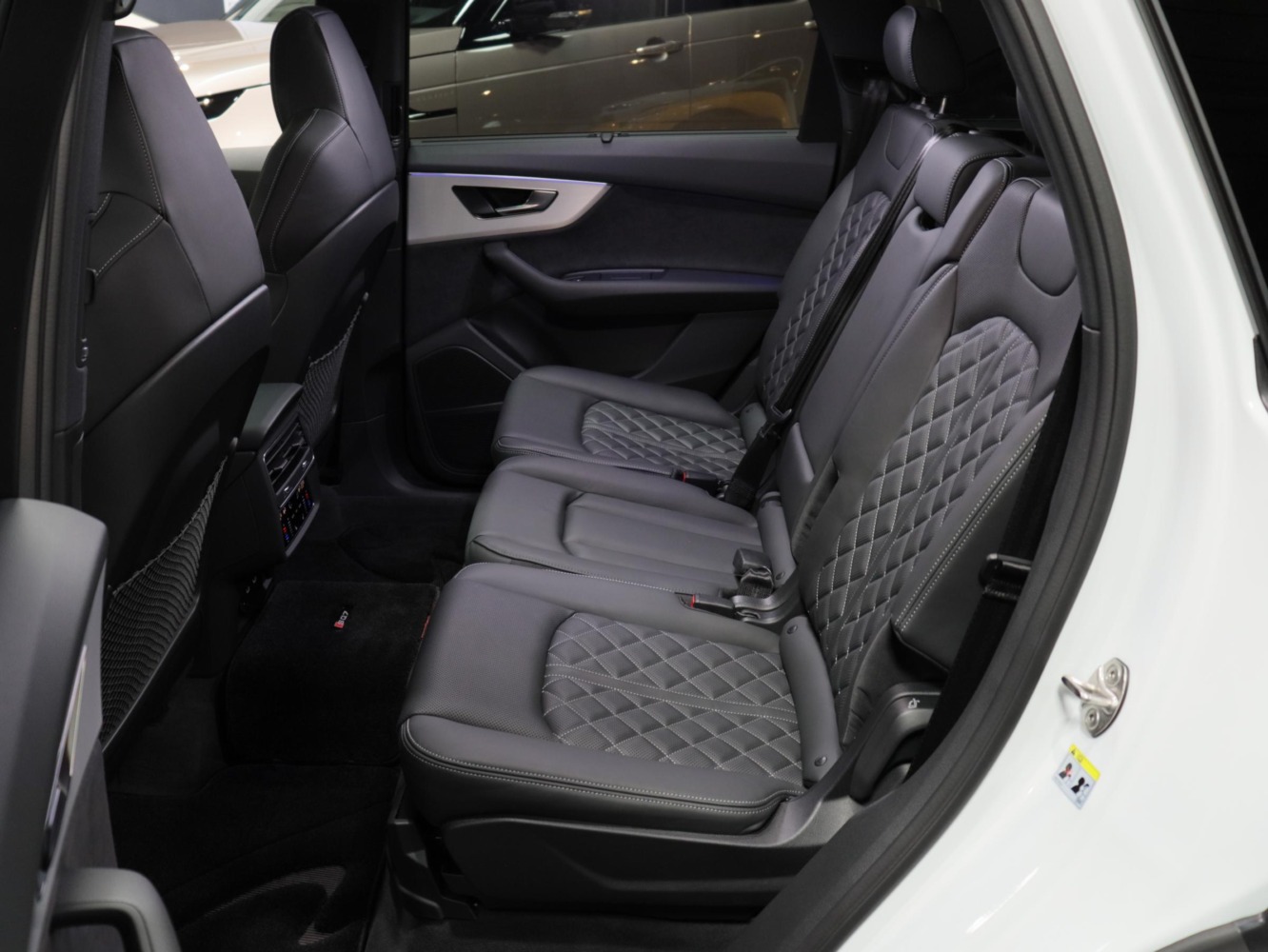 アウディ　ＳQ７　ベースグレード